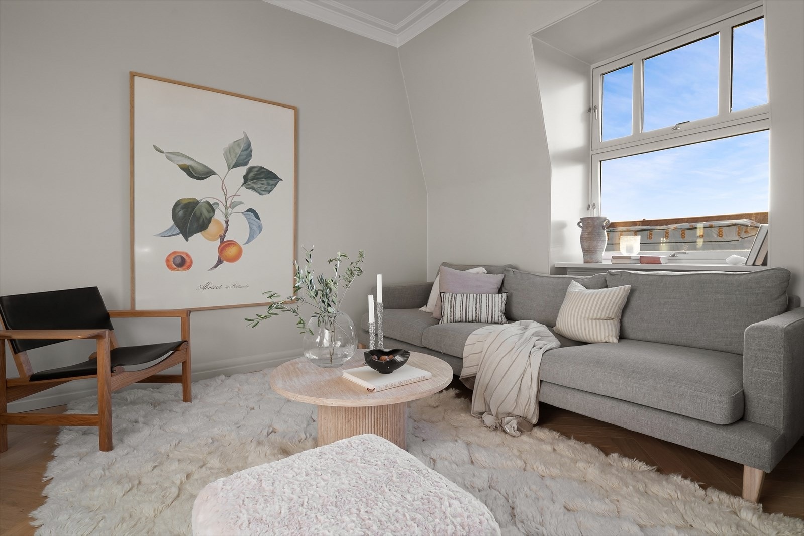 Lun og innbydende stue med stort vindu som slipper inn rikelig med lys, god takhøyde og god plass til sofa Galleribilde