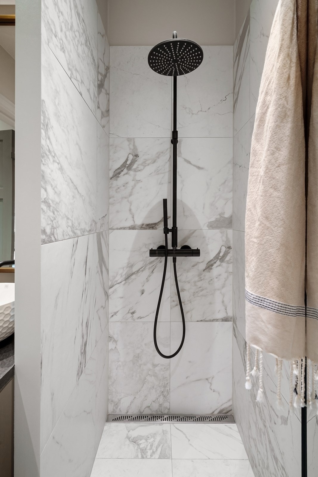 Alle bad har sorte armaturer og regnfallsdusj, som gir et moderne og helhetlig uttrykk Galleribilde