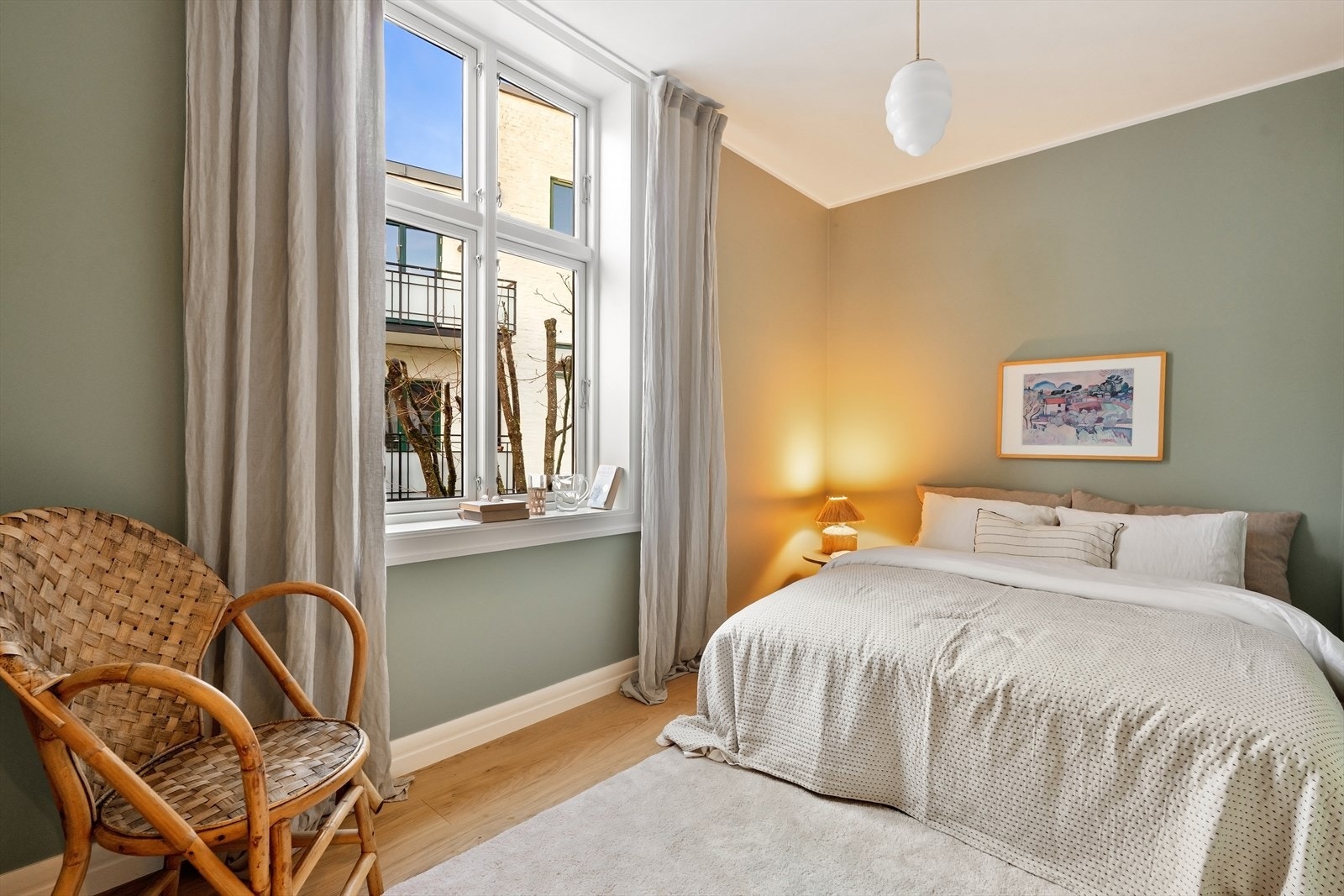 Soverommet er av god størrelse og ligger vendt mot rolig bakgård Galleribilde