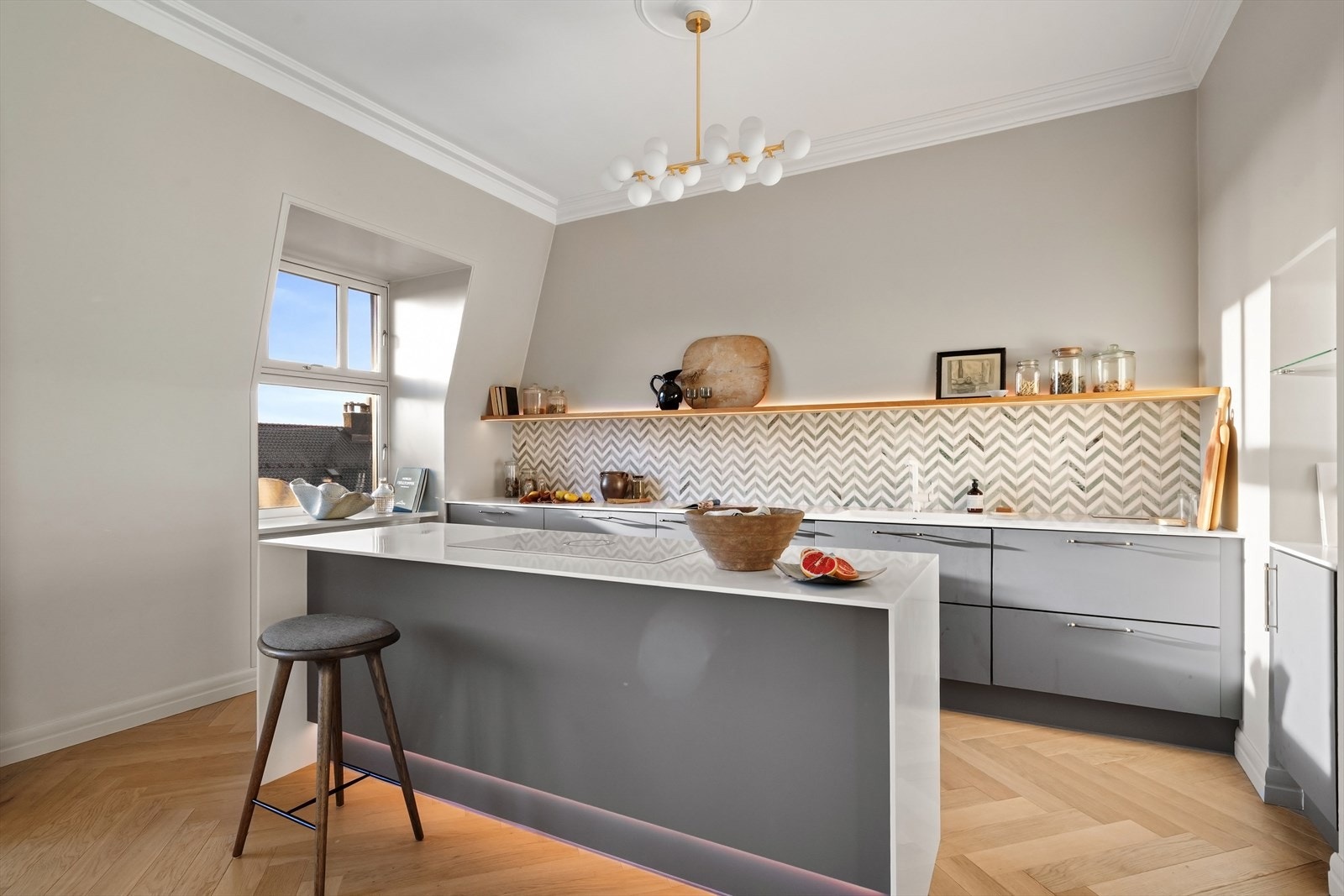 Strømlinjeformet HTH-kjøkken fra 2022 med gjennomførte detaljer, messinghåndtak og integrerte hvitevarer av høy kvalitet Galleribilde