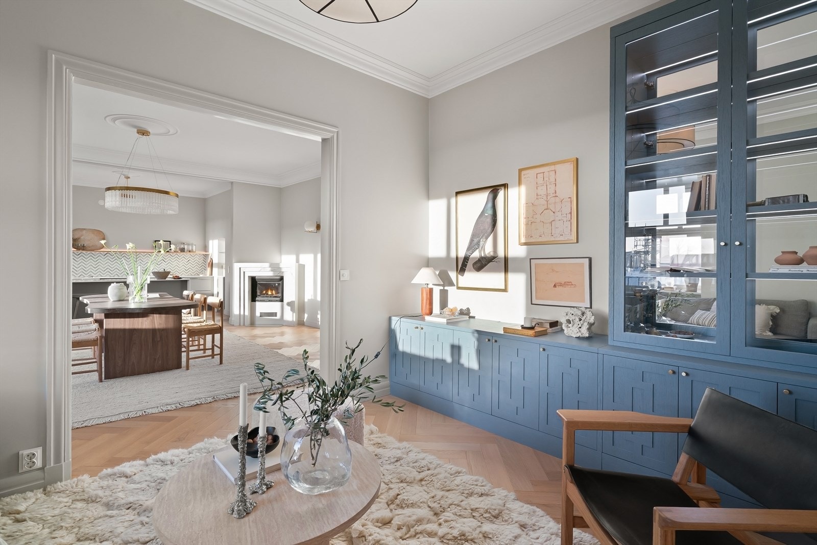 Stuen har direkte adkomst fra spisestuen og byr på en lun atmosfære med flott romflyt Galleribilde