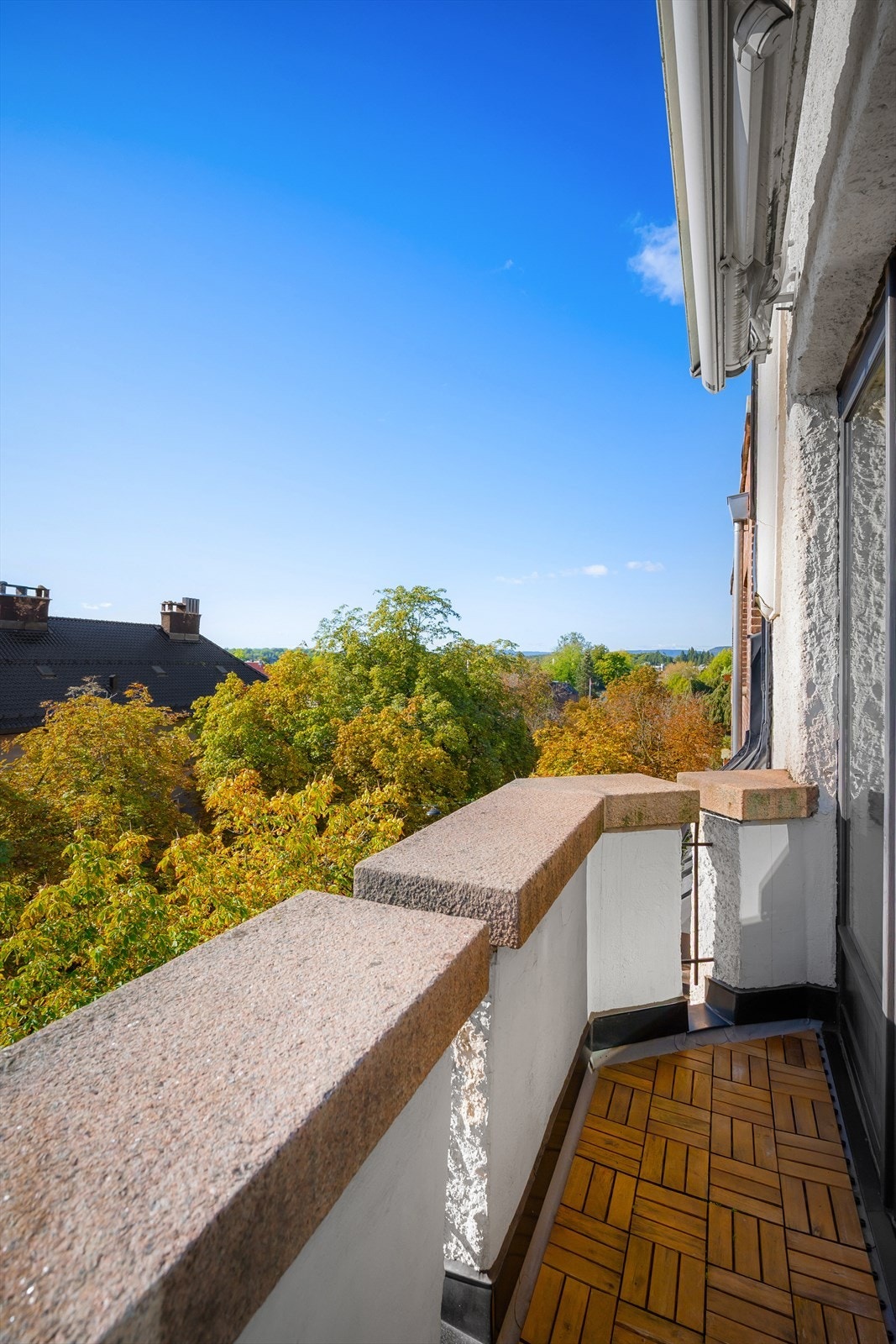 Sydvendt balkong med flott utsyn med fjordgløtt og gode solforhold Galleribilde