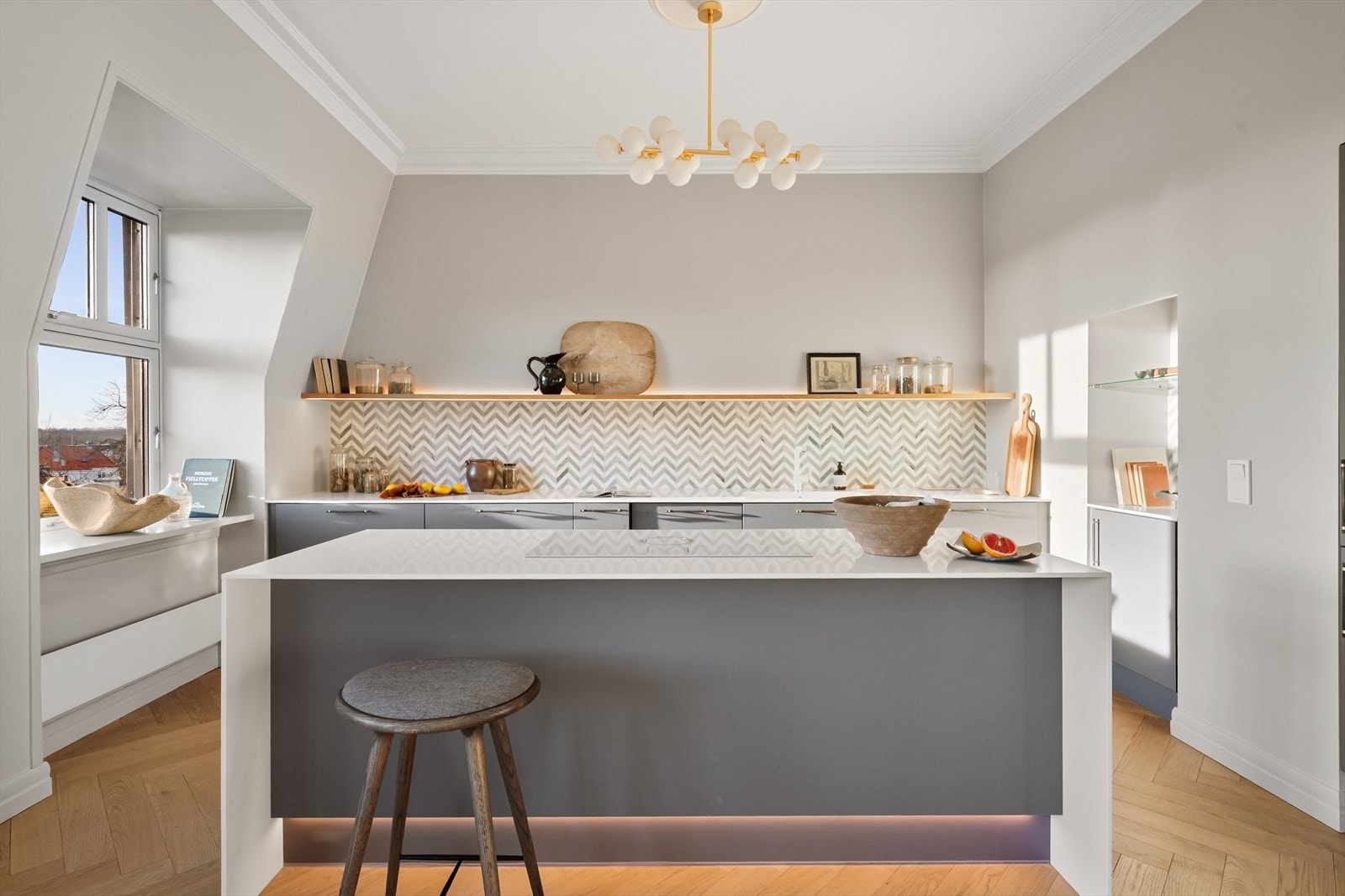 Benkeplate i tynn, lys carian med støpt vaskekum - Fliser i fiskebensmønsterpå vegg over benkeskap Galleribilde