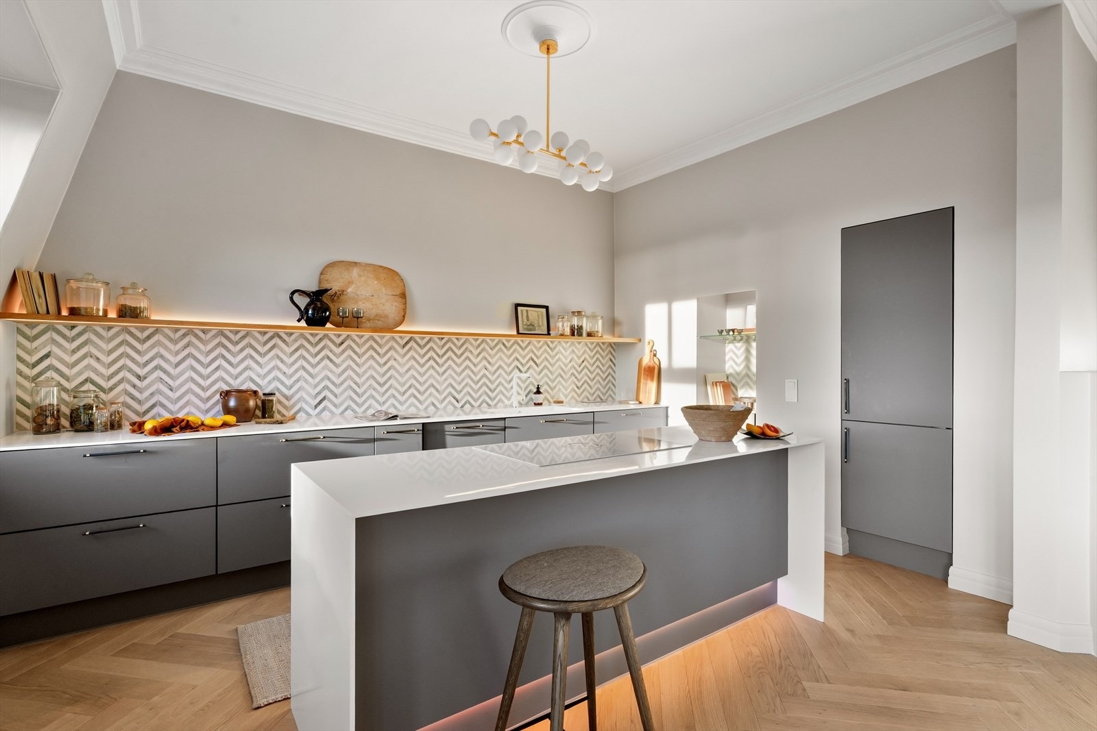 I stedet for overskap er det valgt en flytende eikehylle med integrert LED-belysning. Kjøkkenet er utstyrt med induksjonstopp med integrert kullfilterventilator fra Nikola Tesla Galleribilde