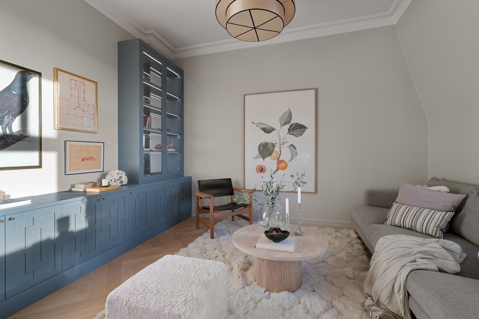 Plassbygget TV-møbel i stuen med elegant finish, integrert belysning og detaljer i speil og glass Galleribilde