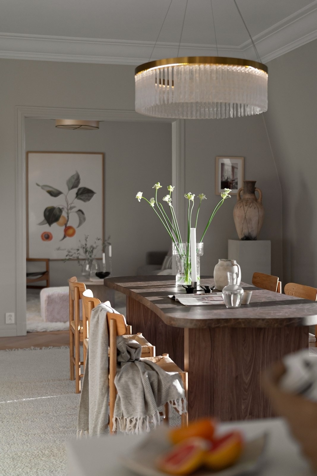 Bred stukkatur og listverk, takrosetter, marmor og gulv fra Skógr i fiskebensmønster er gjennomgående i flere rom Galleribilde