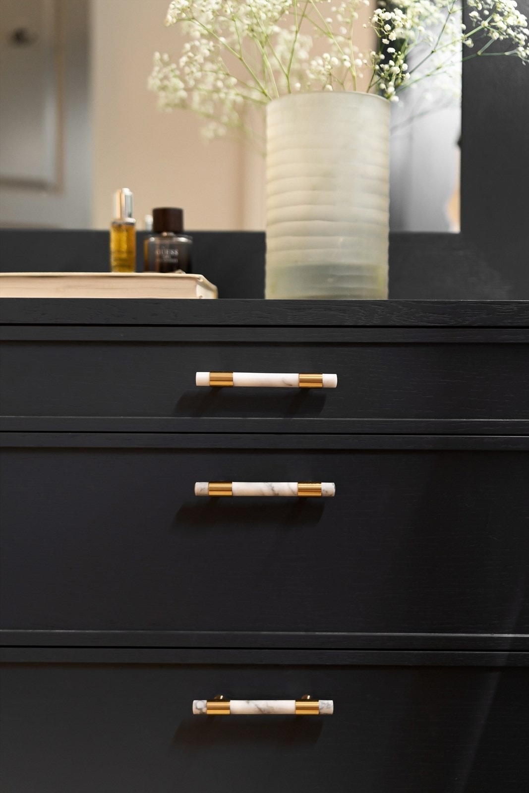 Alle detaljer i leiligheten er nøye gjennomført - her fremhevet med elegante messingdetaljer Galleribilde