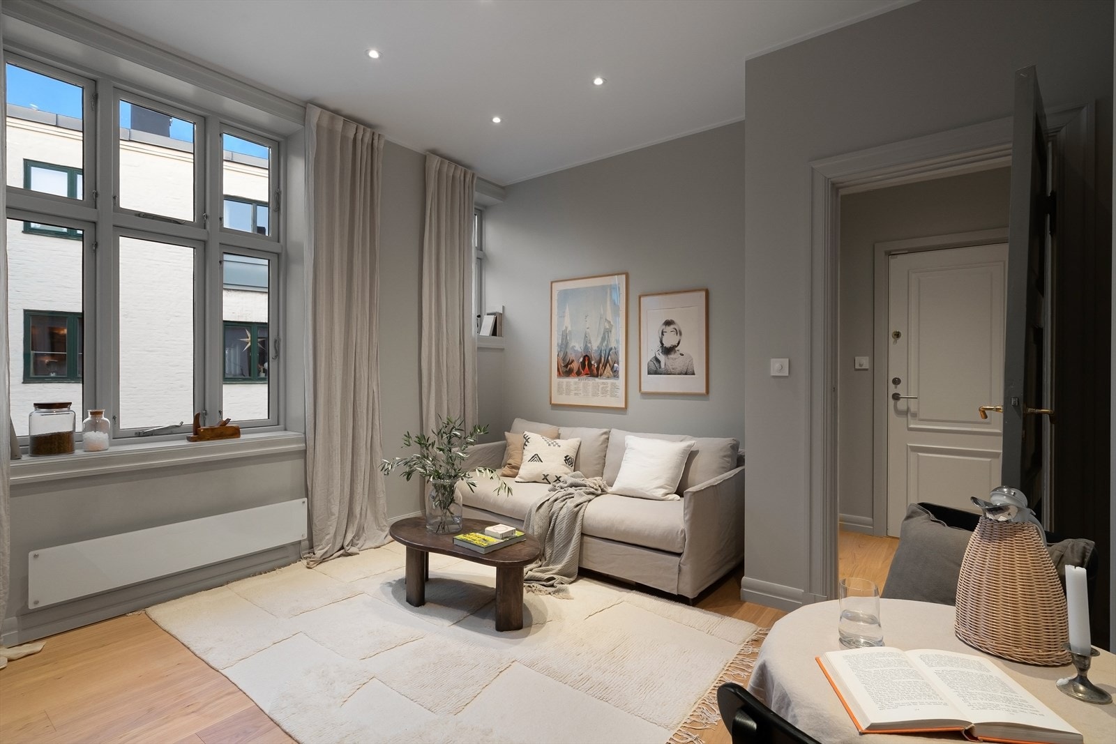 Nordenden av leiligheten er innredet som praktikantdel med egen inngang via baktrapp, og er sammenkoblet med hoveddelen via dør til soverom 2 Galleribilde