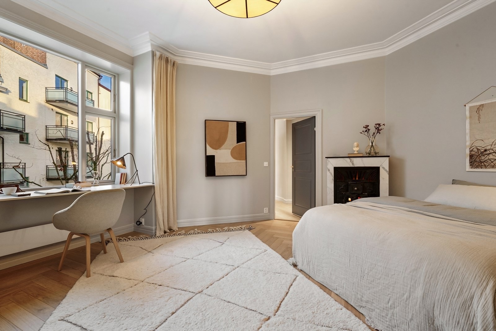 Romslig soverom med god takhøyde og store vinduer som slipper inn rikelig med dagslys Galleribilde