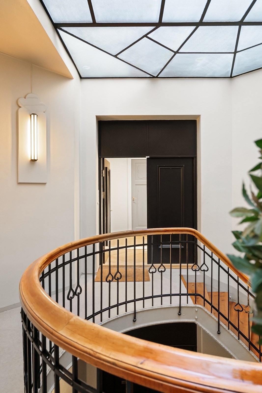 Elegant og velholdt trappeoppgang med flotte arkitektoniske detaljer Galleribilde