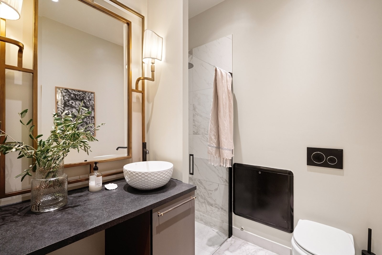 Lekker badløsning pusset opp i 2021 med veggfestet WC og innbygget sisterne, dusjnisje med innfellbare dører i herdet glass samt servant med stilren baderomsinnredning Galleribilde