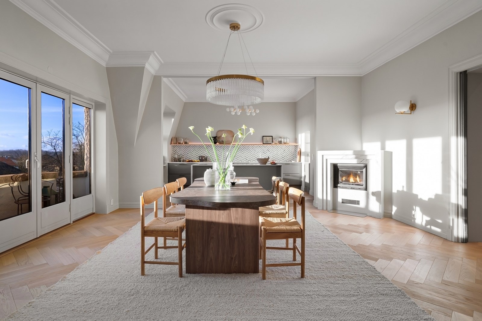 Leiligheten ble omfattende oppusset i 2022 og holder en gjennomført stil med nøye utvalgte materialer av høy kvalitet Galleribilde