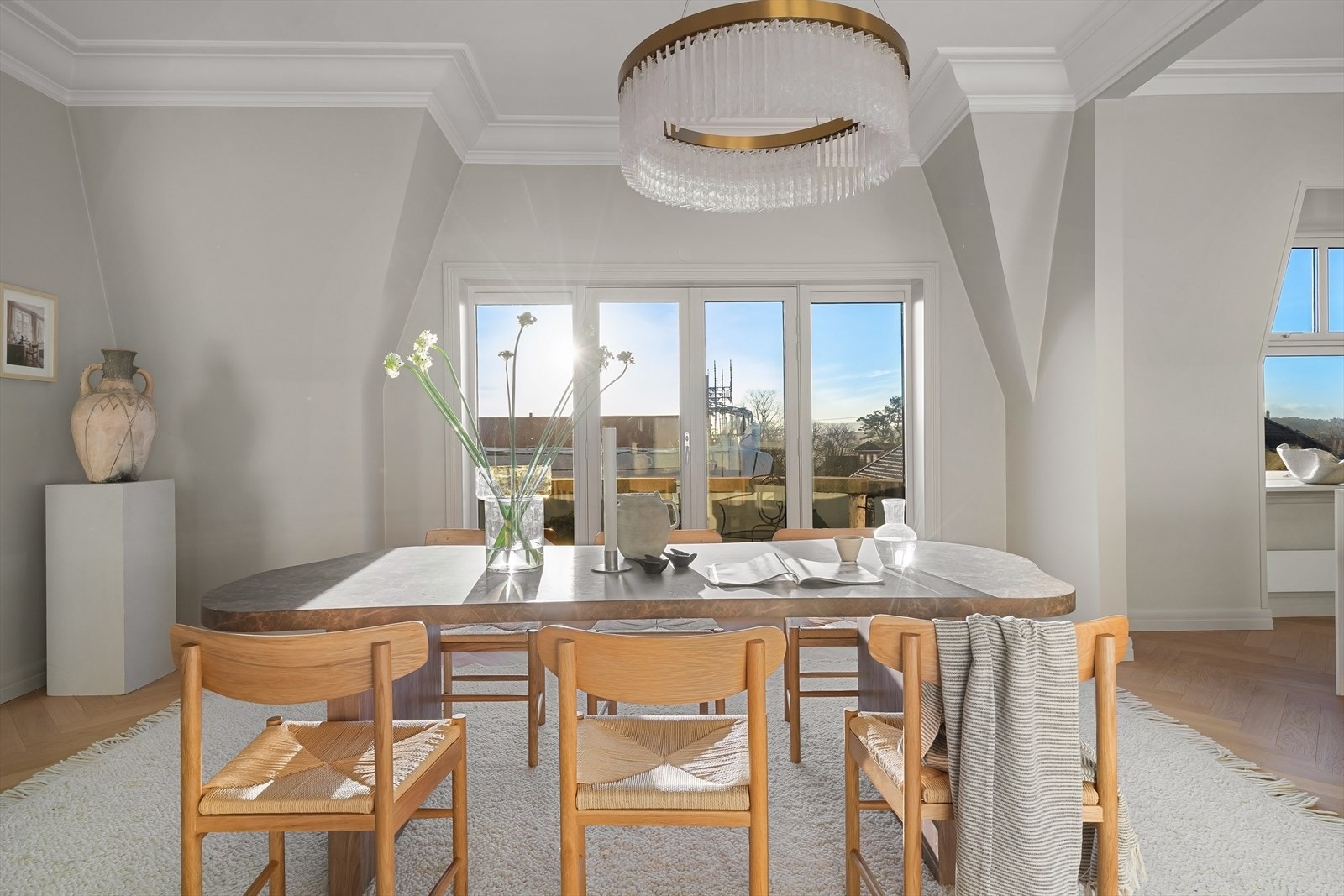 Tofløyede dører fører ut til en sydvendt balkong på ca. 2 kvm Galleribilde