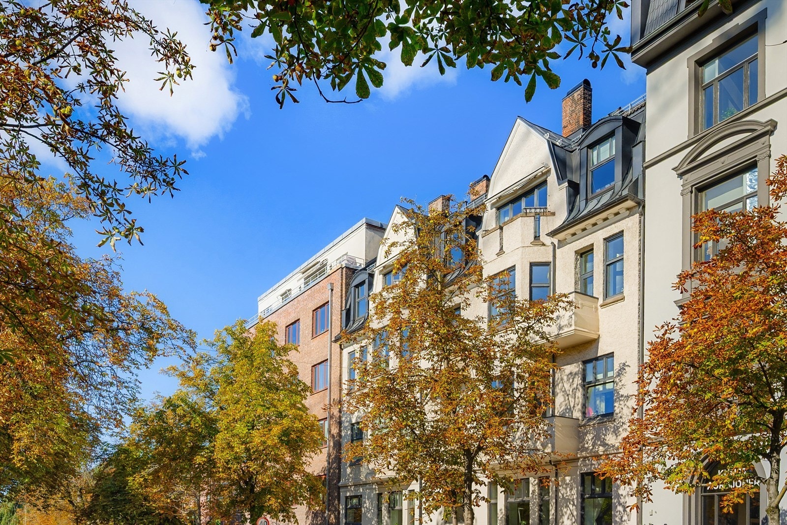 Området byr på et rikt utvalg av eksklusive forretninger, restauranter og kaféer, mange av dem beliggende i samme gate Galleribilde