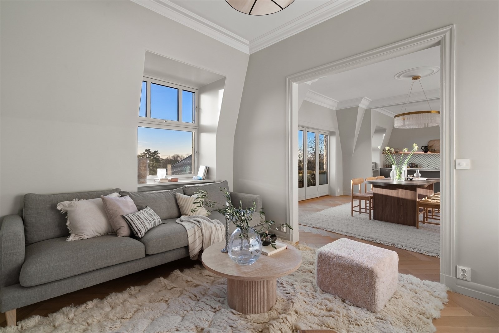 Oppholdsrommene har store, sydvendte vindusflater som slipper inn rikelig med naturlig lys og gir en svært god romfølelse Galleribilde