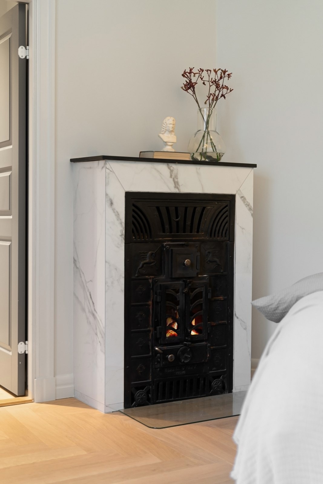 Soverommet har hjørnekamin Galleribilde