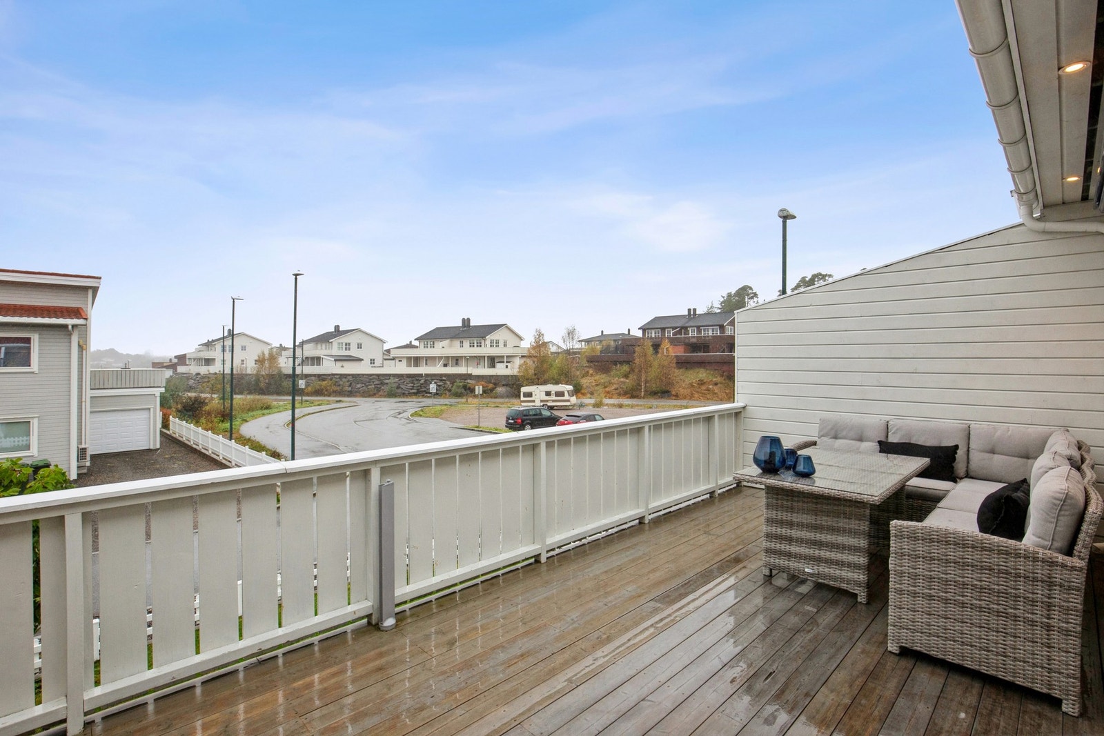 Fra stue i 2. etasje er det utgang til solrik veranda av god størrelse Galleribilde