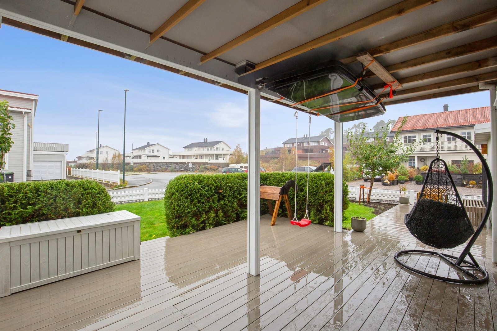 Fra TV-stue i 1. etasje er det utgang til markterrasse Galleribilde