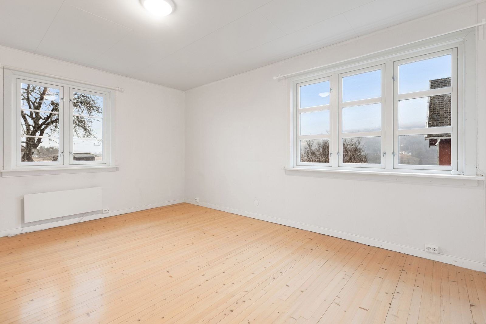 Romslig stue med originale, og behandlet tregulv. Galleribilde