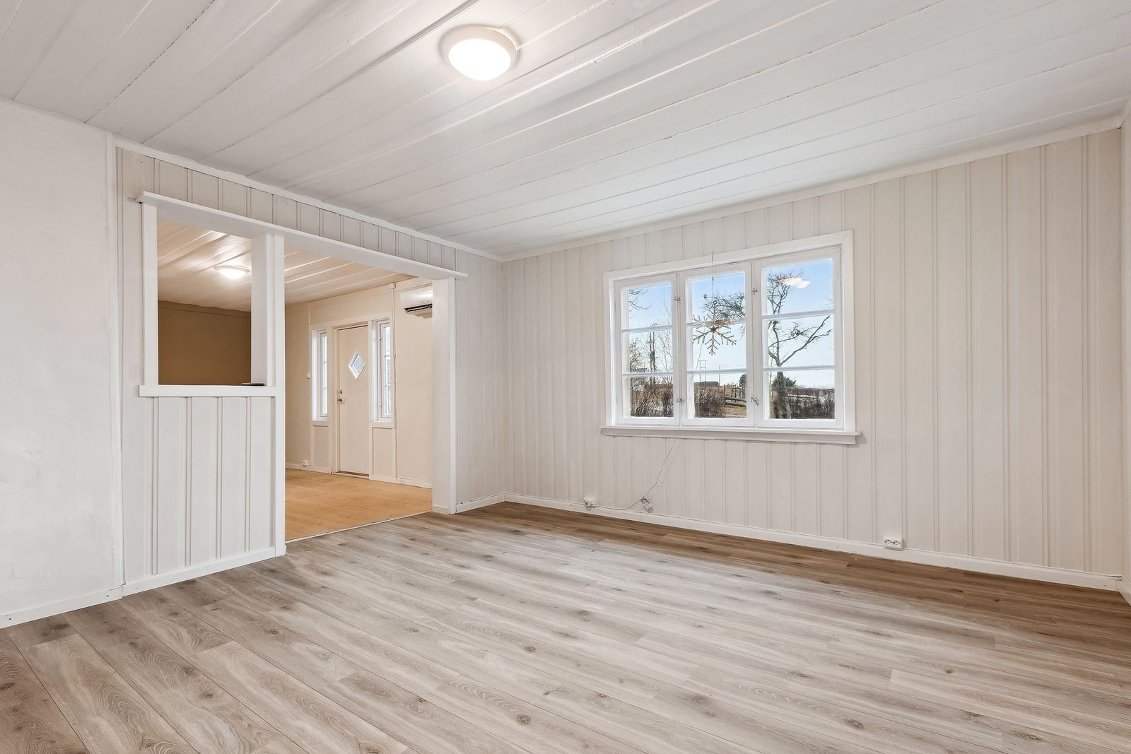 Stuen er modernisert med nyere gulv og panel på veggene. Galleribilde