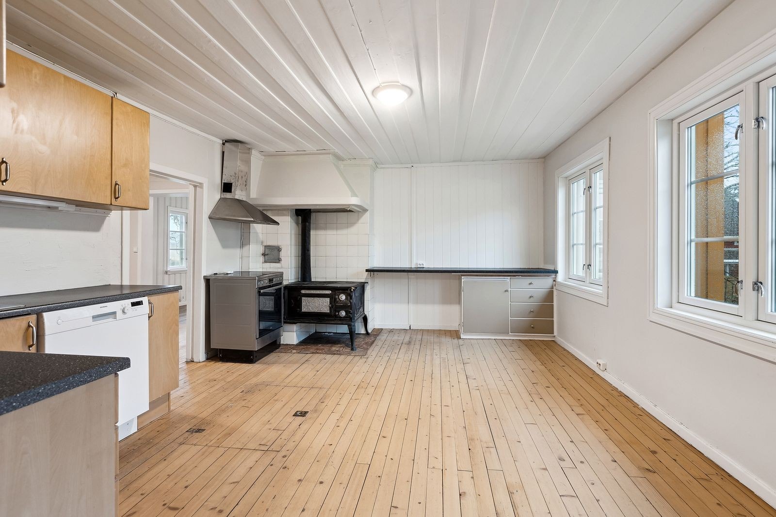 Boligen har flere originale innredninger, som en vedovn med stor kokeplate. Galleribilde