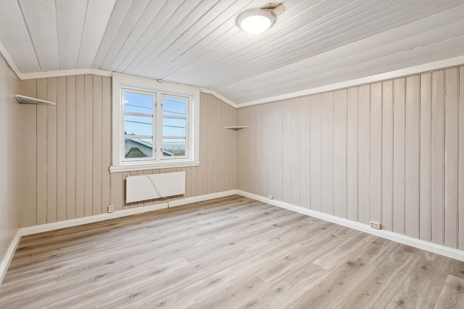 Soverom med nyere gulv. Galleribilde