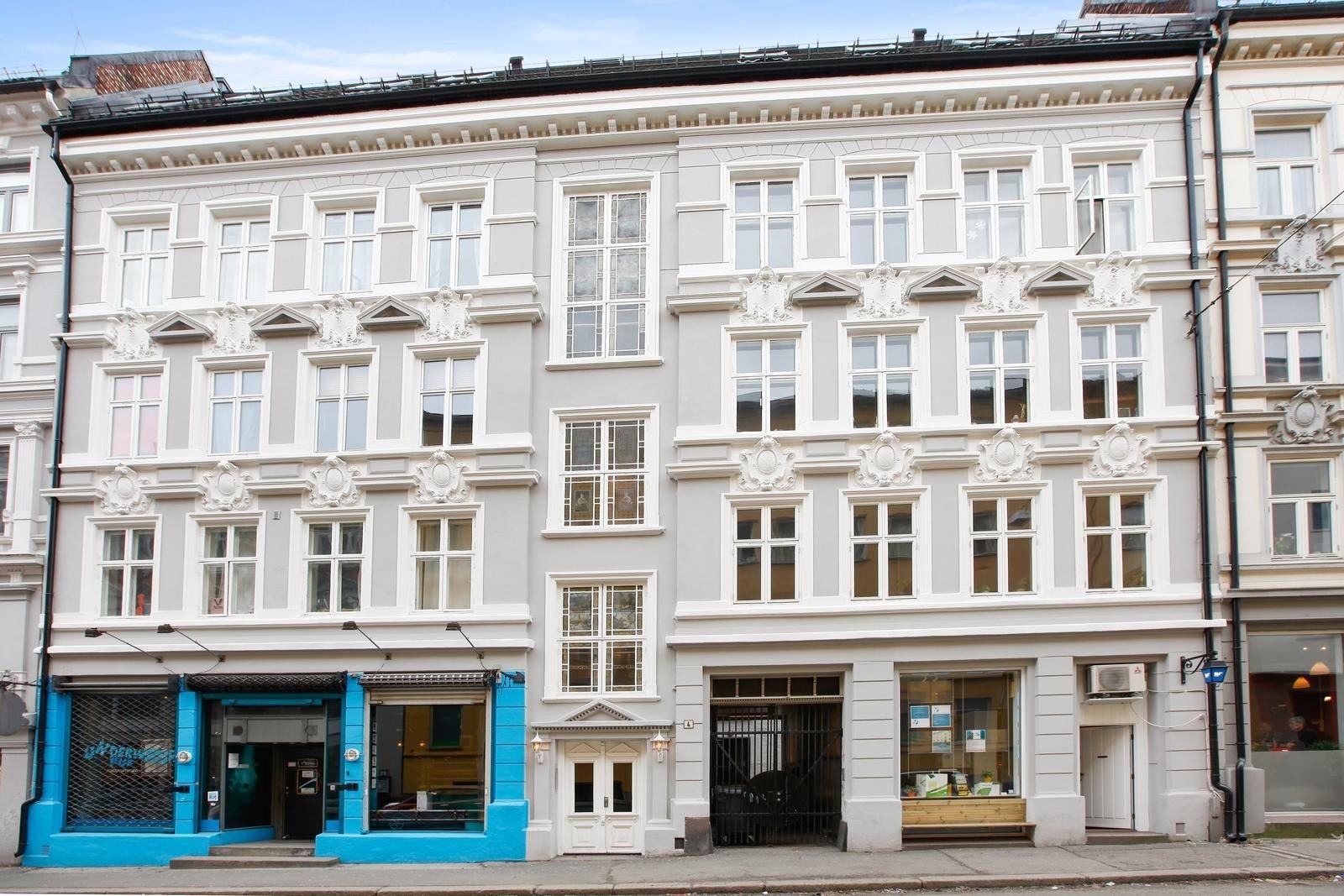 Fasade. Leiligheten er i byggets toppetasje og er på over to plan. Galleribilde