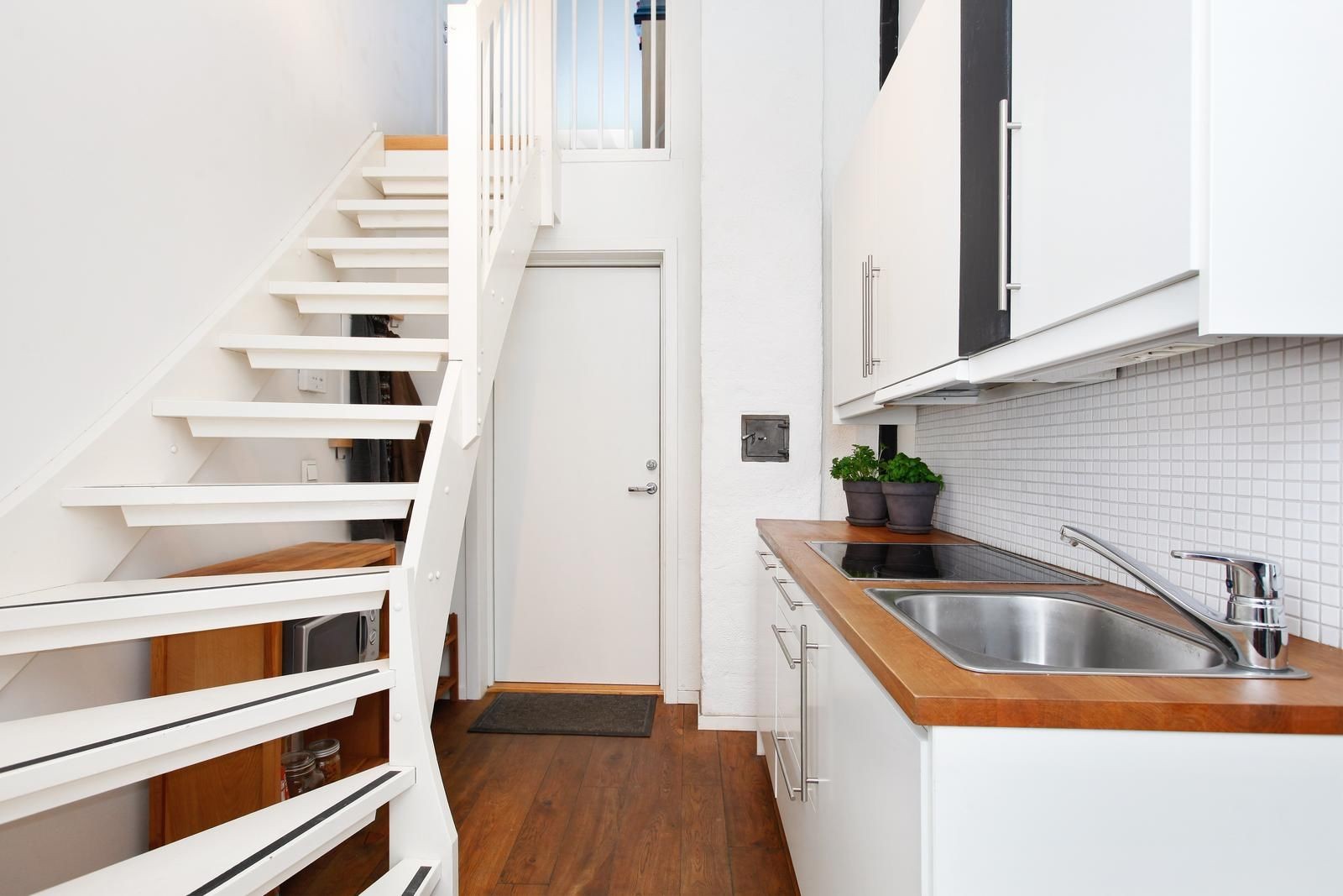 Kjøkken leies ut med kjøleskap, steketopp og micro. Galleribilde