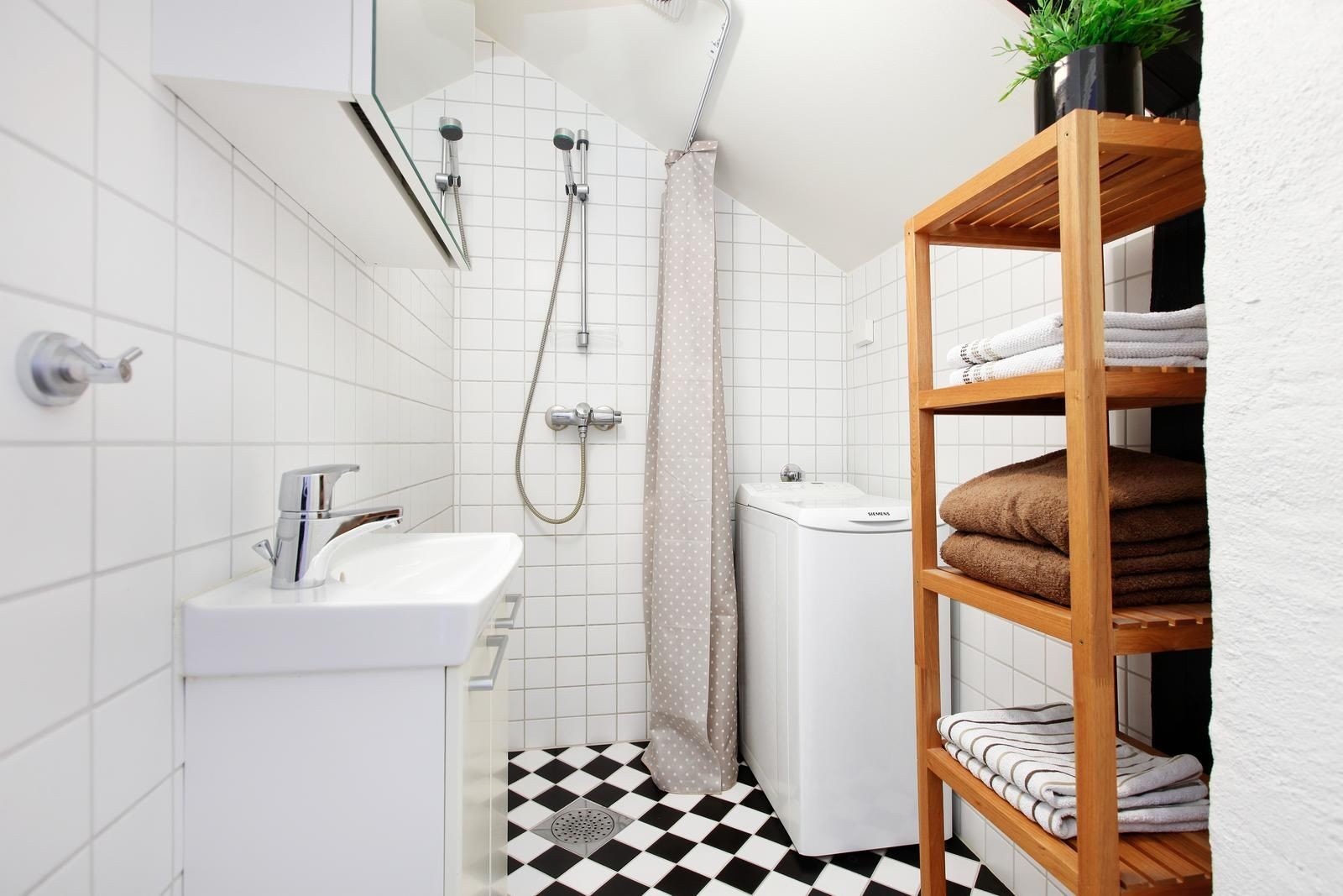 Bad med vaskemaskin. Galleribilde