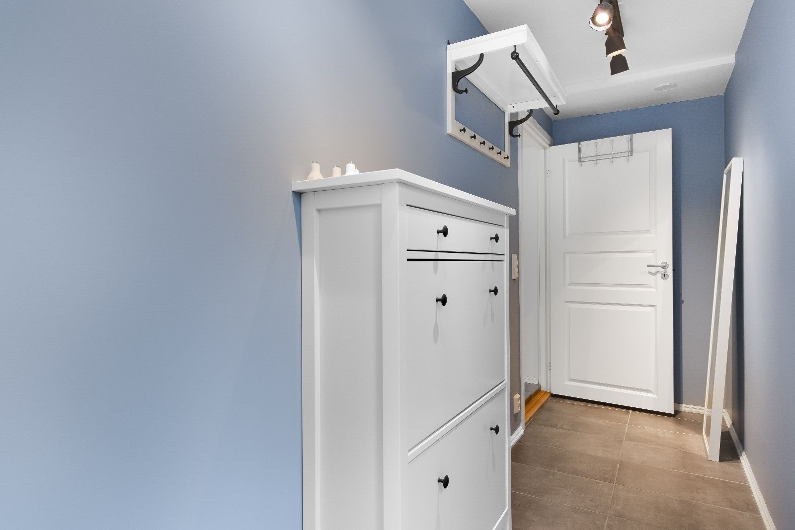 Innbydende og moderne èntre med gode oppbevaringsmuligheter. Galleribilde