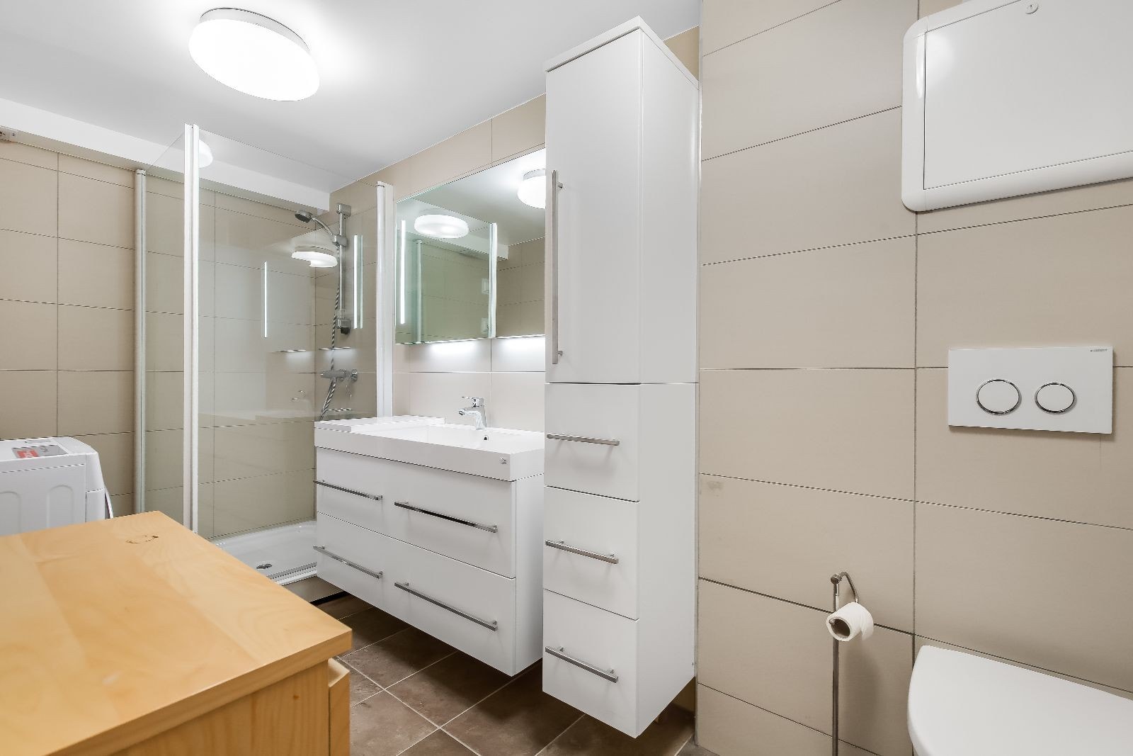 Stort og lyst flislagt bad med varme i gulv og vaskemaskin. Galleribilde