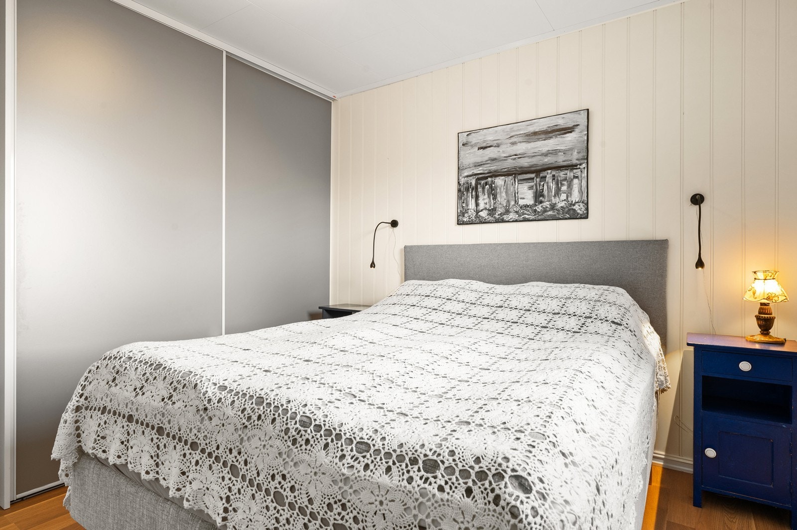 Her er det samtidig praktisk skyvedørsgarderobe. ' Galleribilde