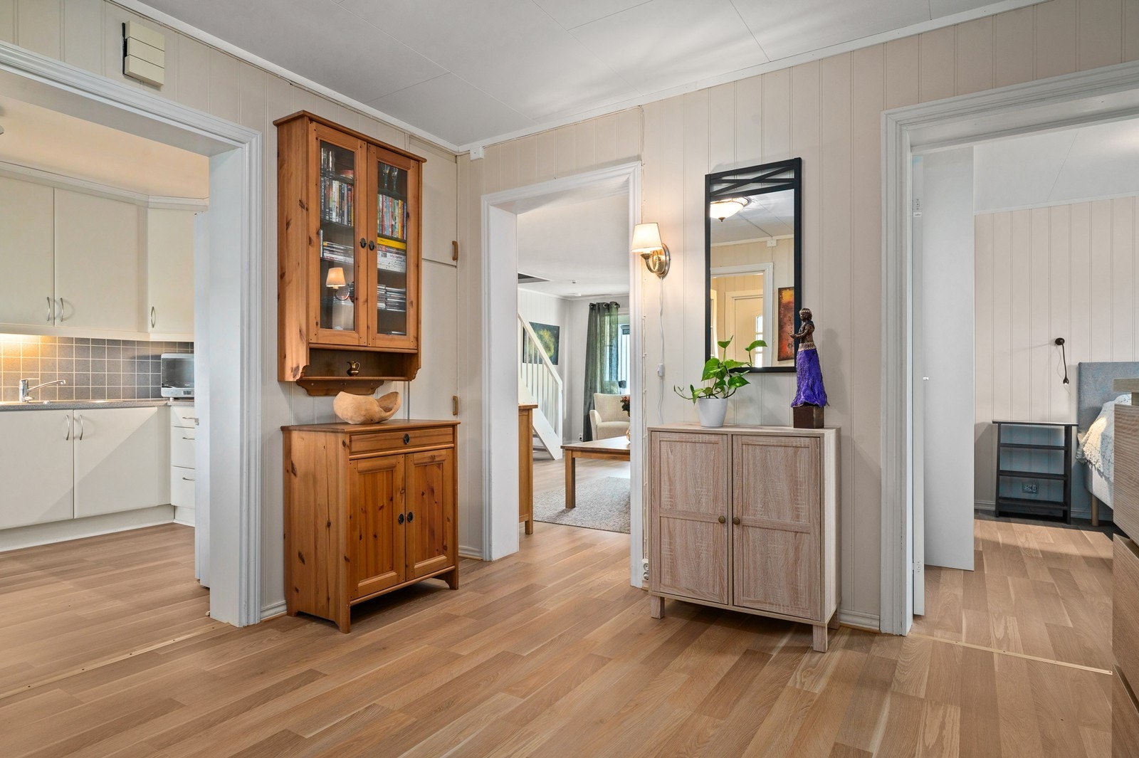 Praktisk gang med god plass til oppbevaring og enkel tilgang til kjøkken, stue, bad og soverom. Galleribilde