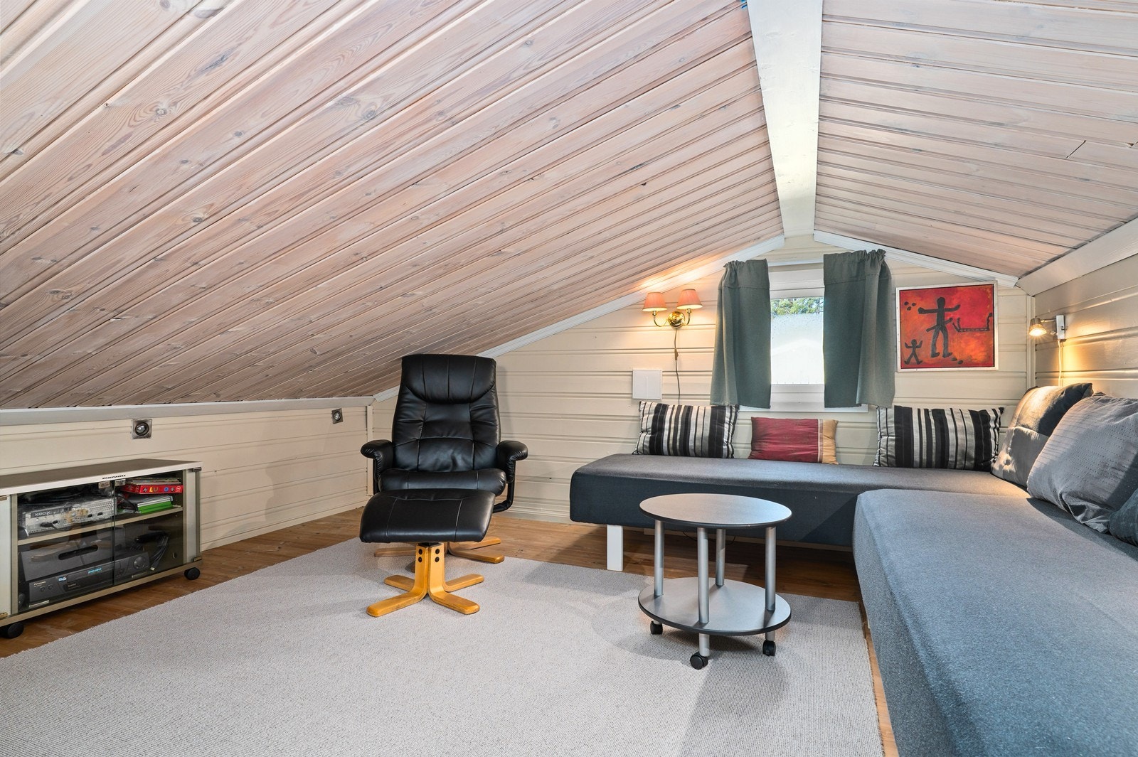 Innredet loft - Det gjøres oppmerksom på at rommet ikke er søkt eller godkjent for varig opphold. Galleribilde