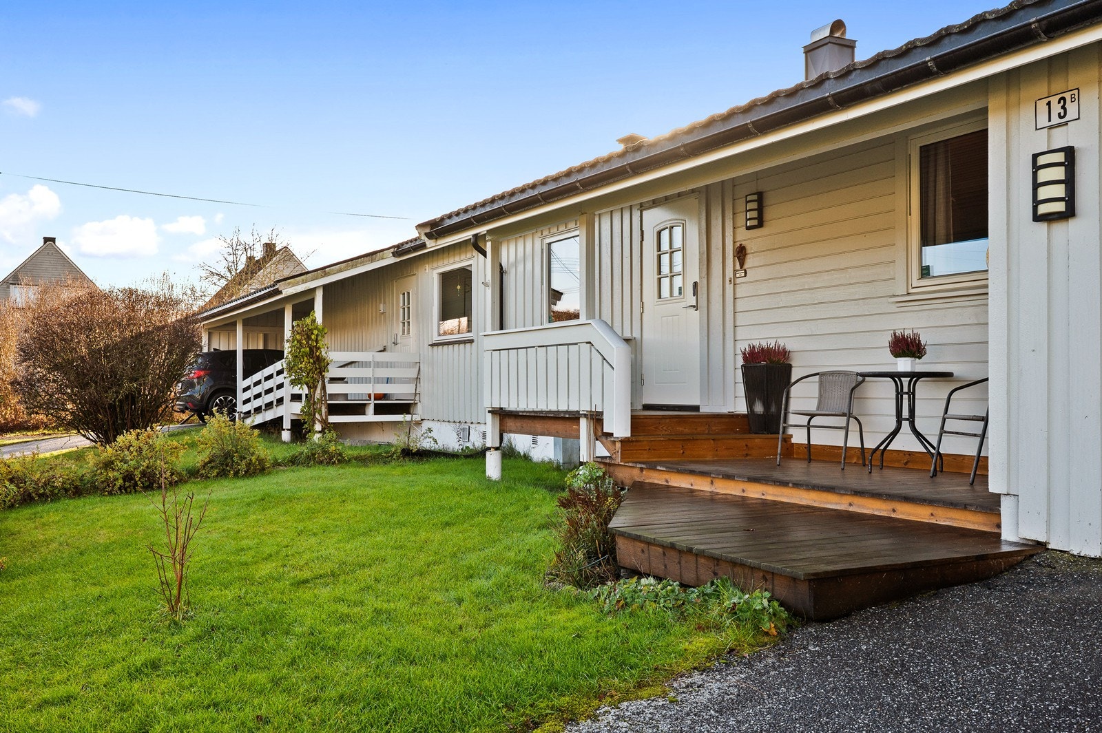 Boligen har et pent inngangsparti med trapp, uteplass og god adkomst. Galleribilde