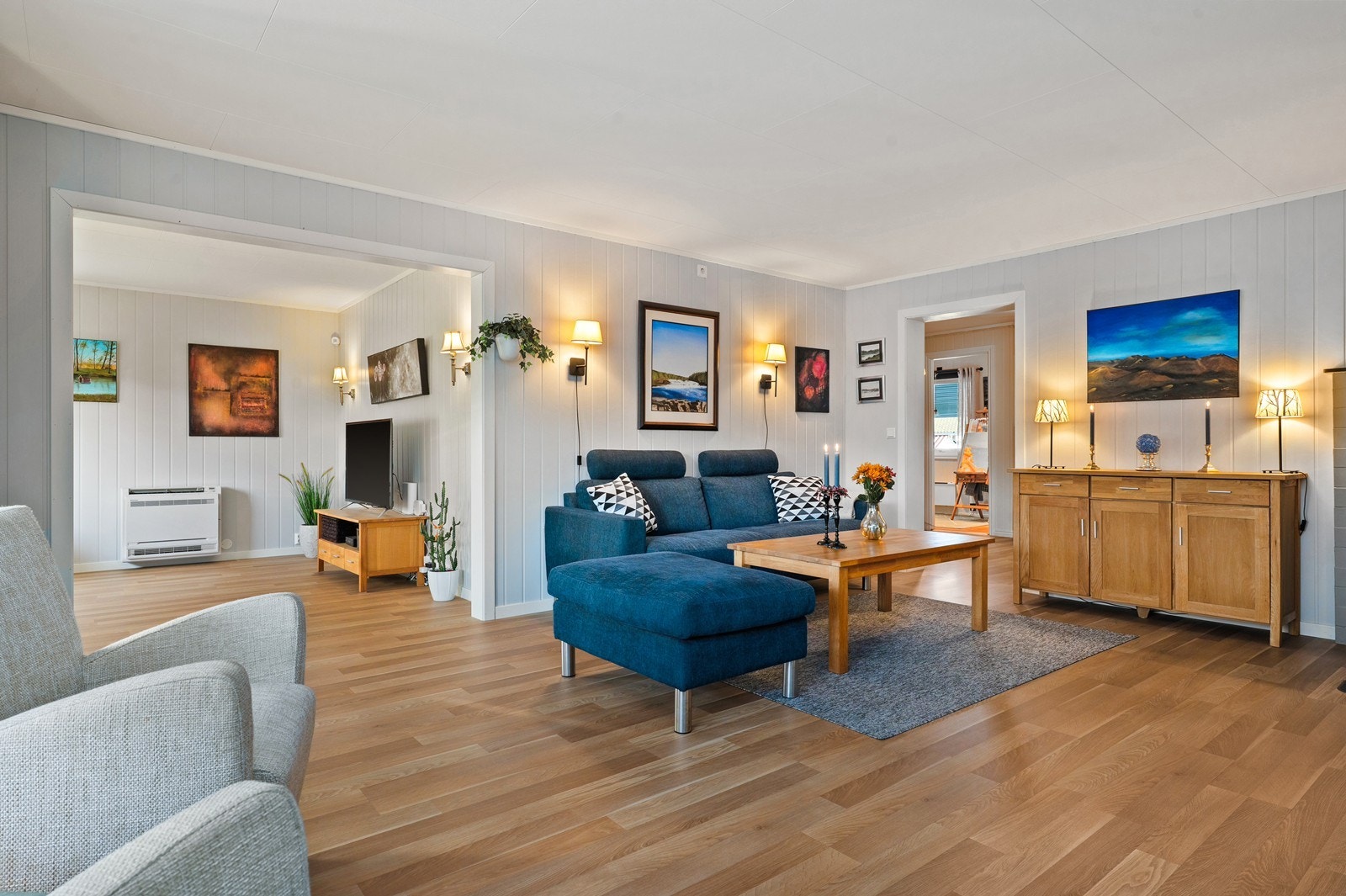 Romslig stue med plass til både sofagruppe og spisebord - fint for hyggelige sammenkomster. Galleribilde