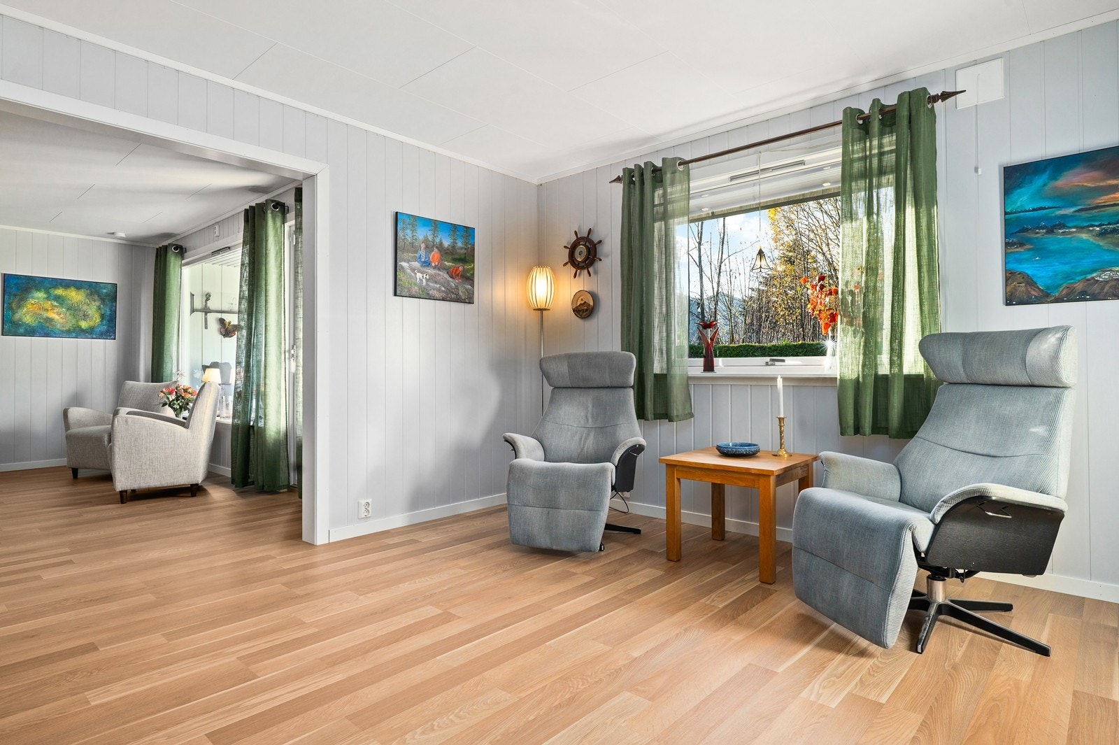 Det er gode innredningsmuligheter i stuen. Lyst fargevalg gjør det enkelt å style etter egen smak og stil. Galleribilde