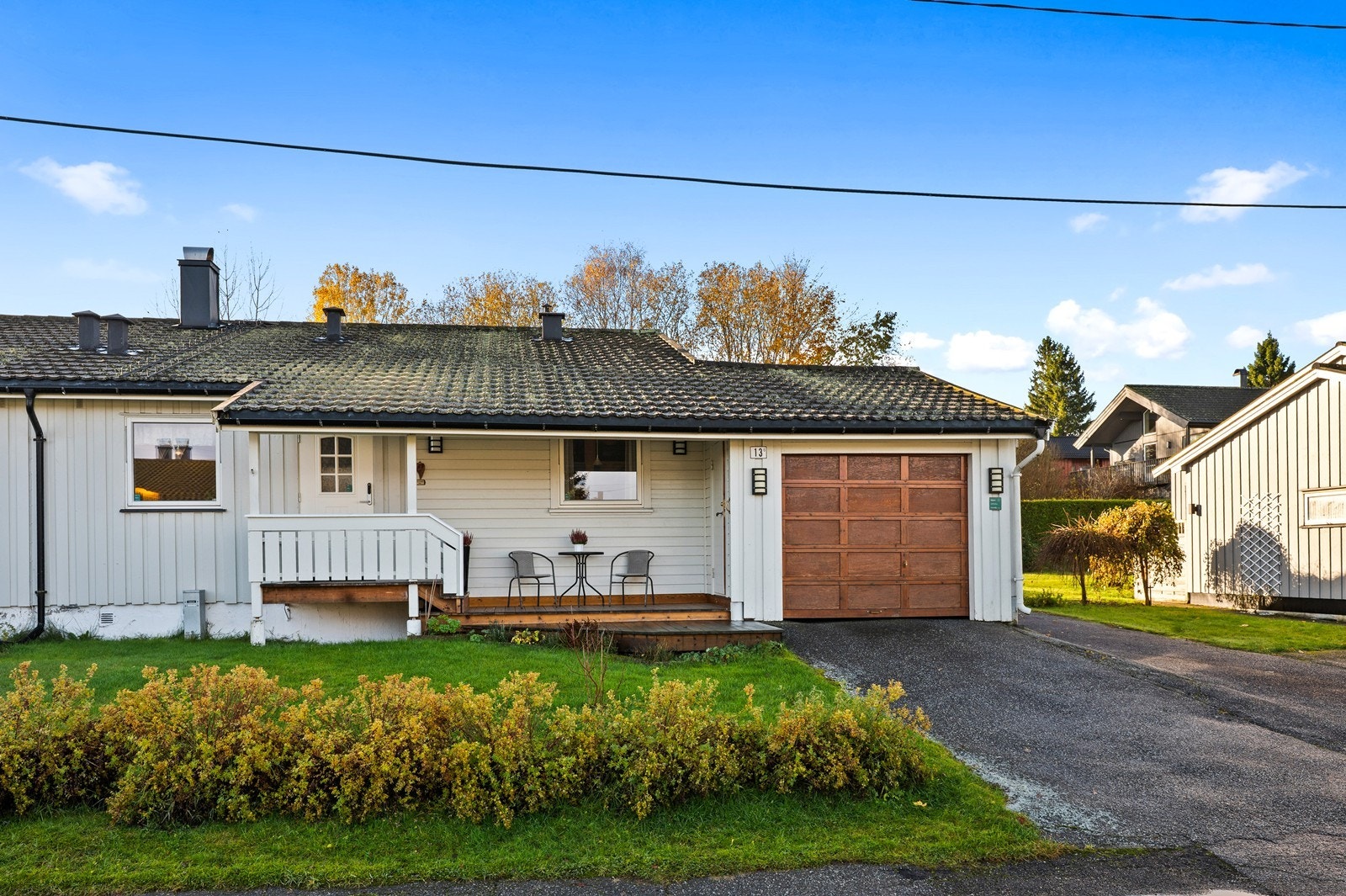 Det er asfaltert innkjøring til integrert garasje. Galleribilde