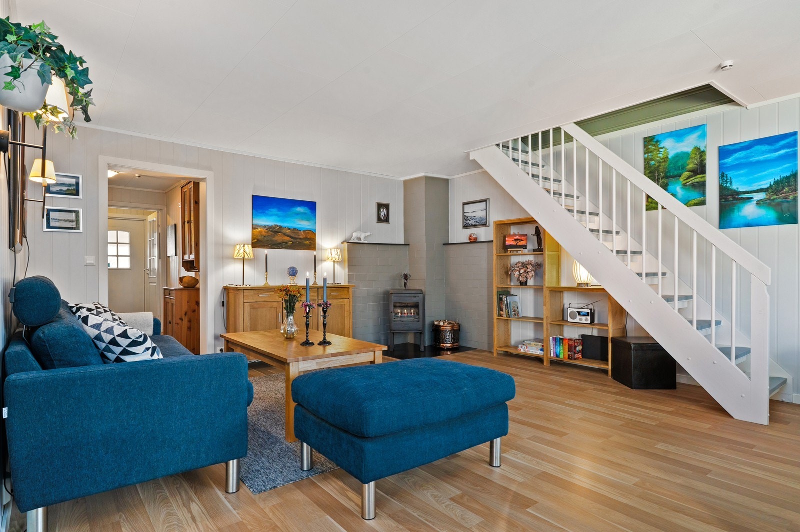 I stuen er det peisovn, som gir god og lun oppvarming til boligen. Galleribilde