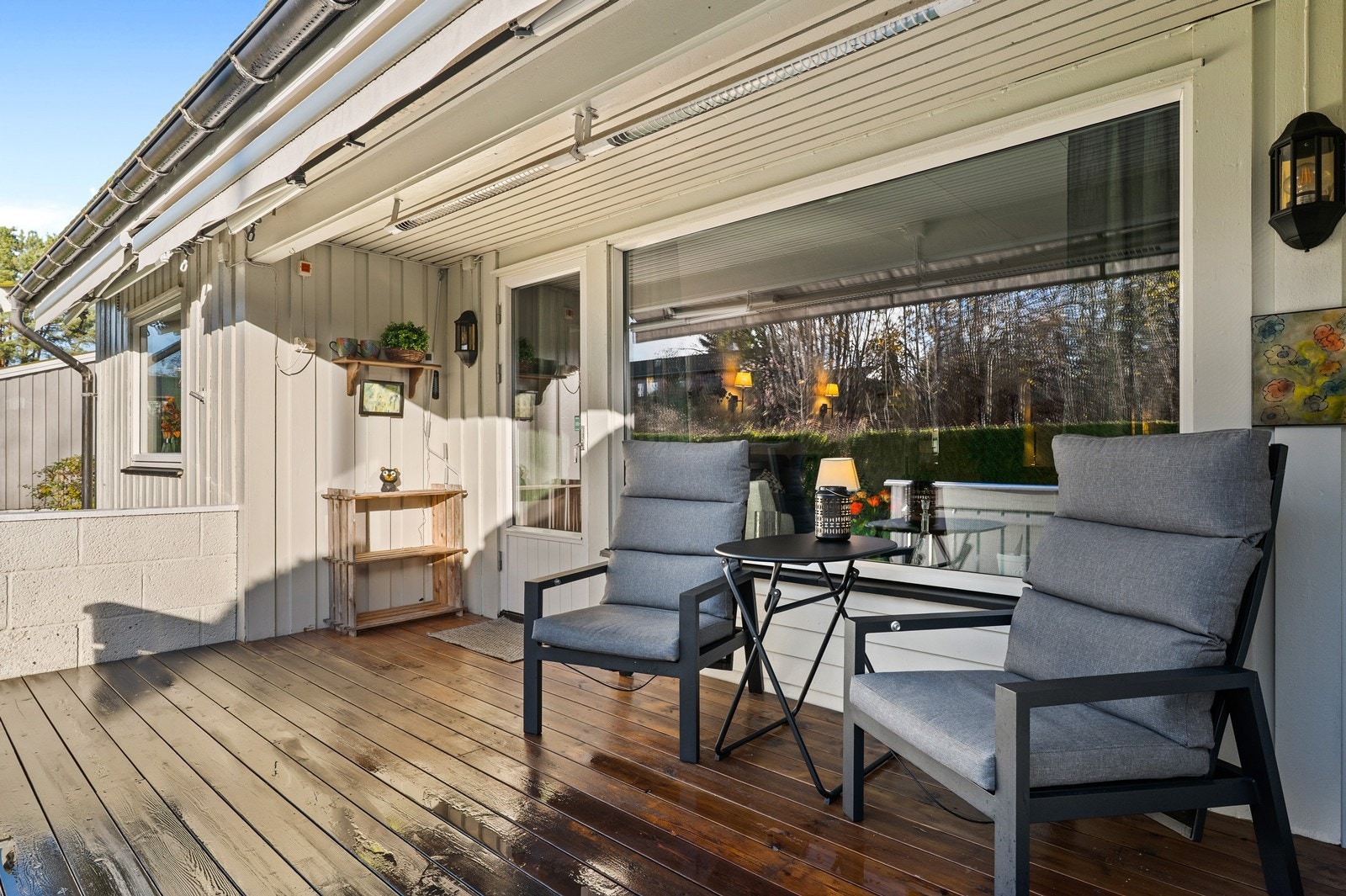 Leiligheten har en lun og fin terrasse som er delvis overbygget. Galleribilde