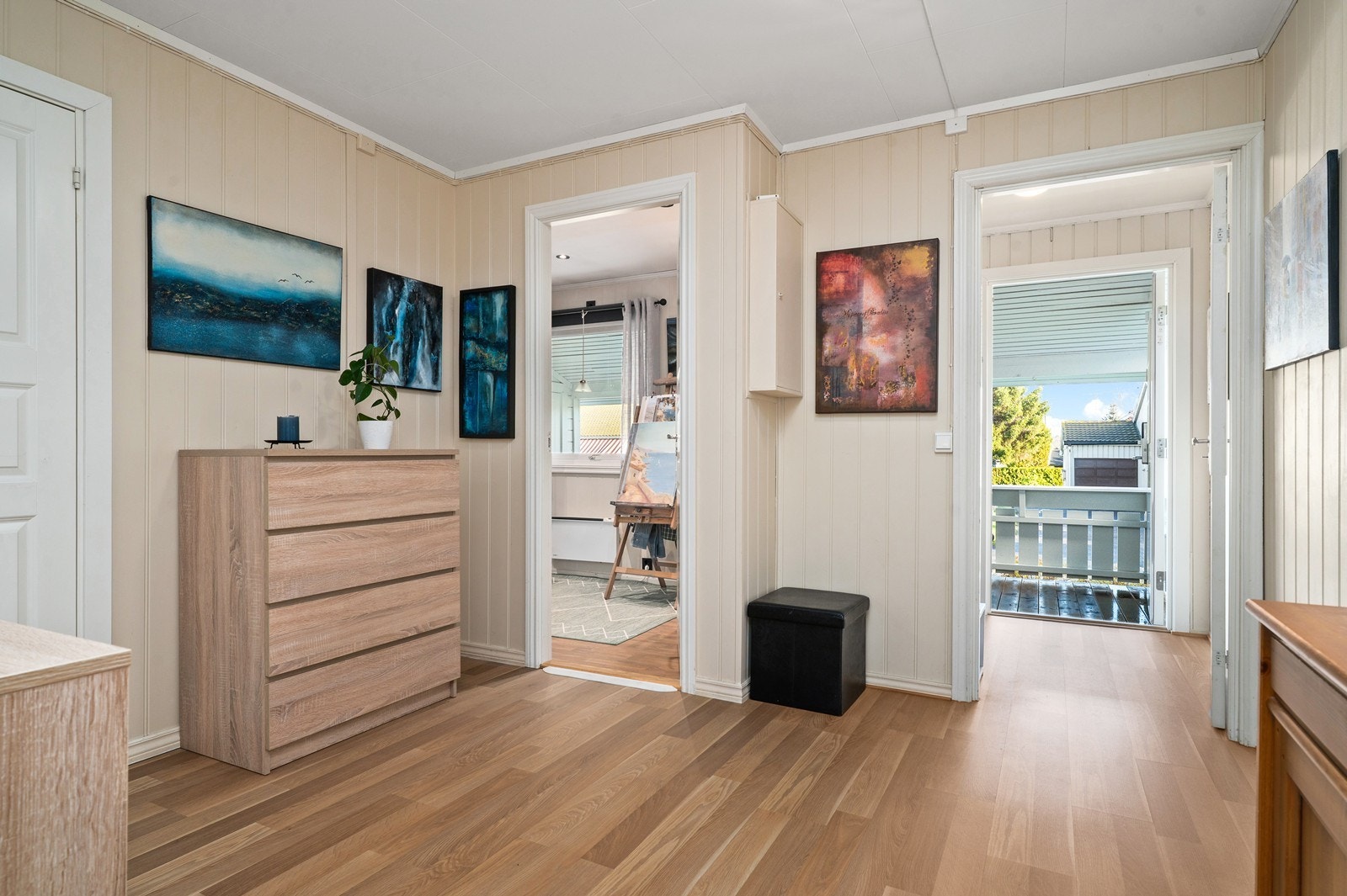 God plass til møbler for yttertøy og diverse organisering. Galleribilde