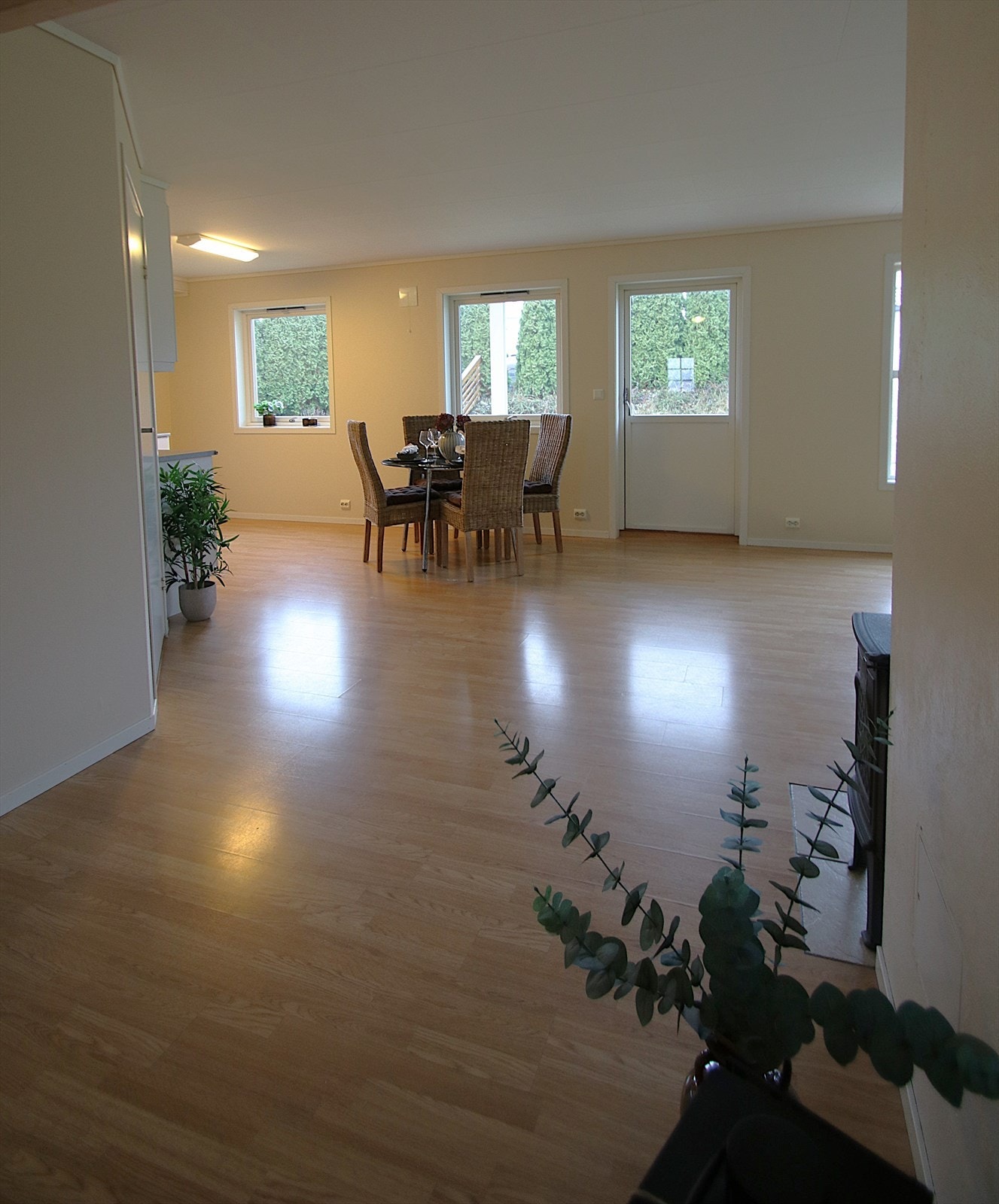 Fra stuen er det utgang til terrasse med enkel tilgang til uteområdet. Galleribilde