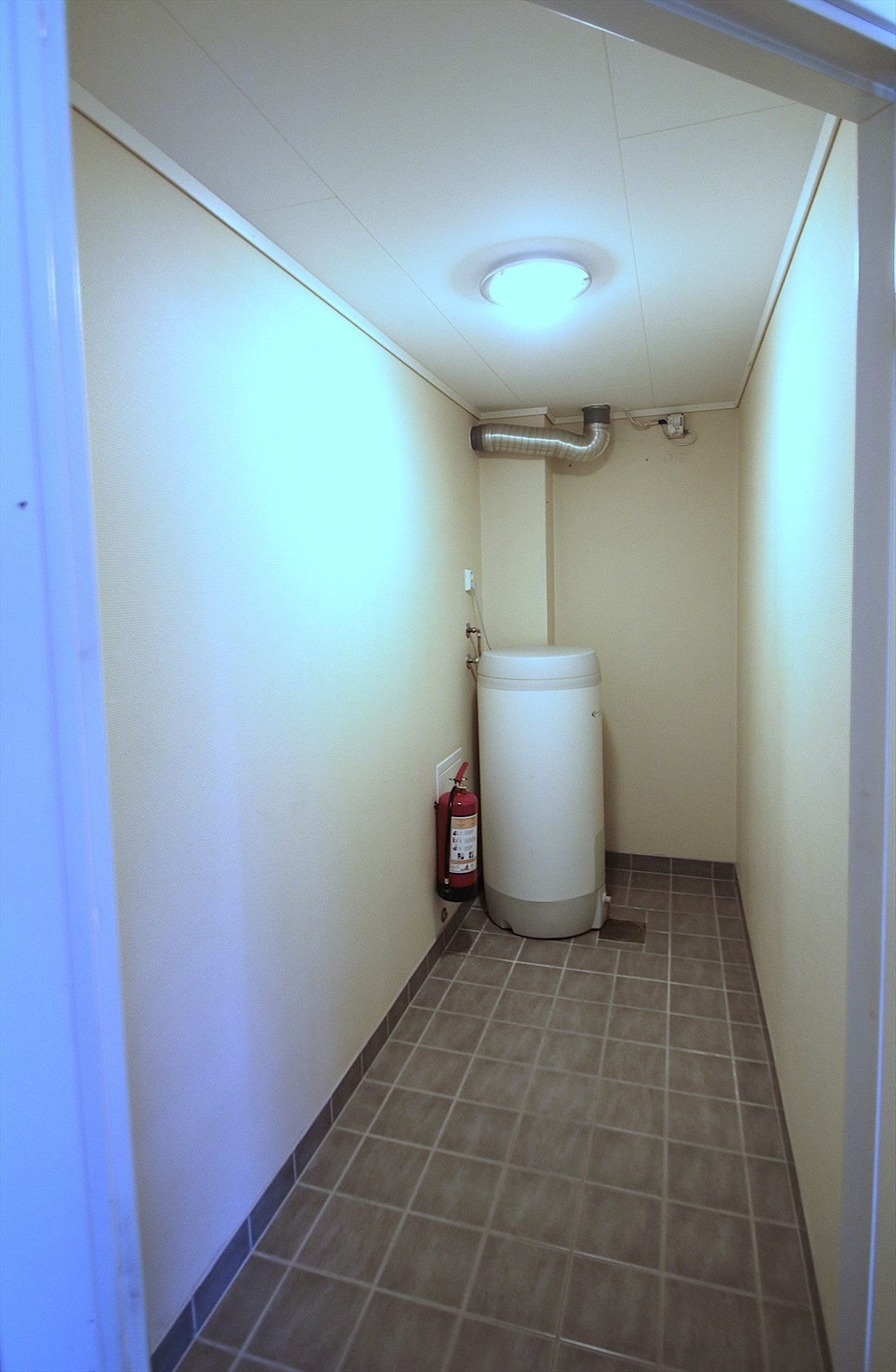 Innvendig bod med varmtvannstank. Galleribilde