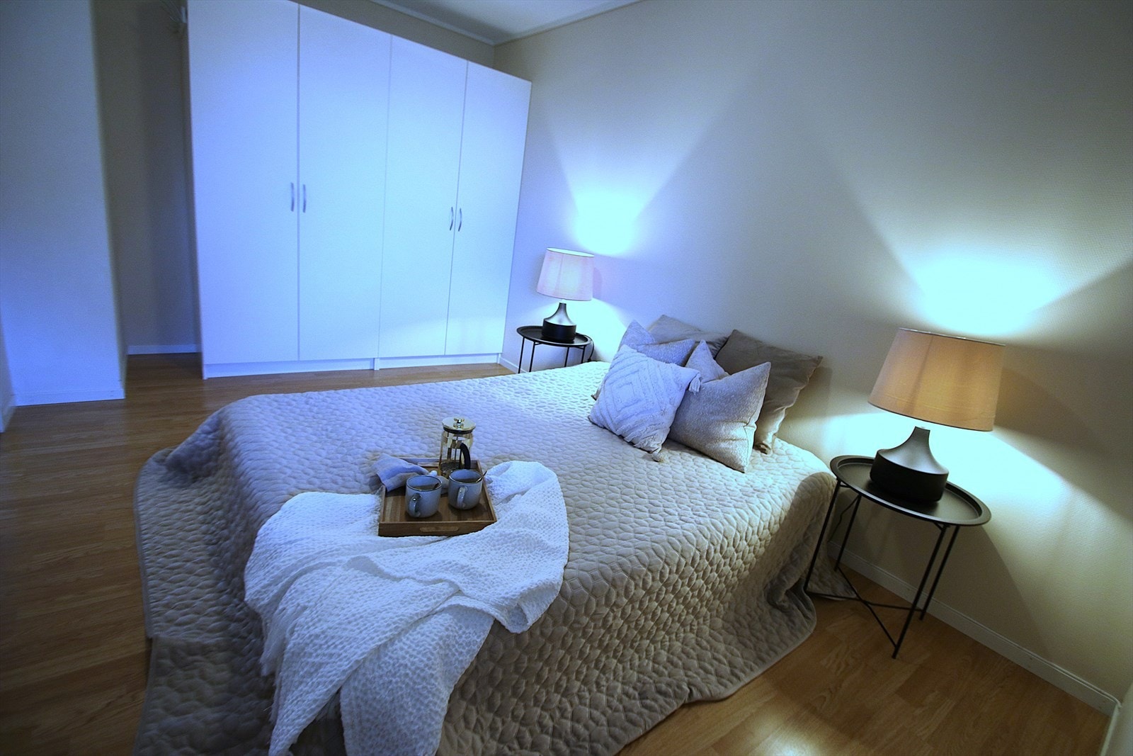 Hovedsoverommet har en stor garderobe med glatte fronter for effektiv oppbevaring. Galleribilde