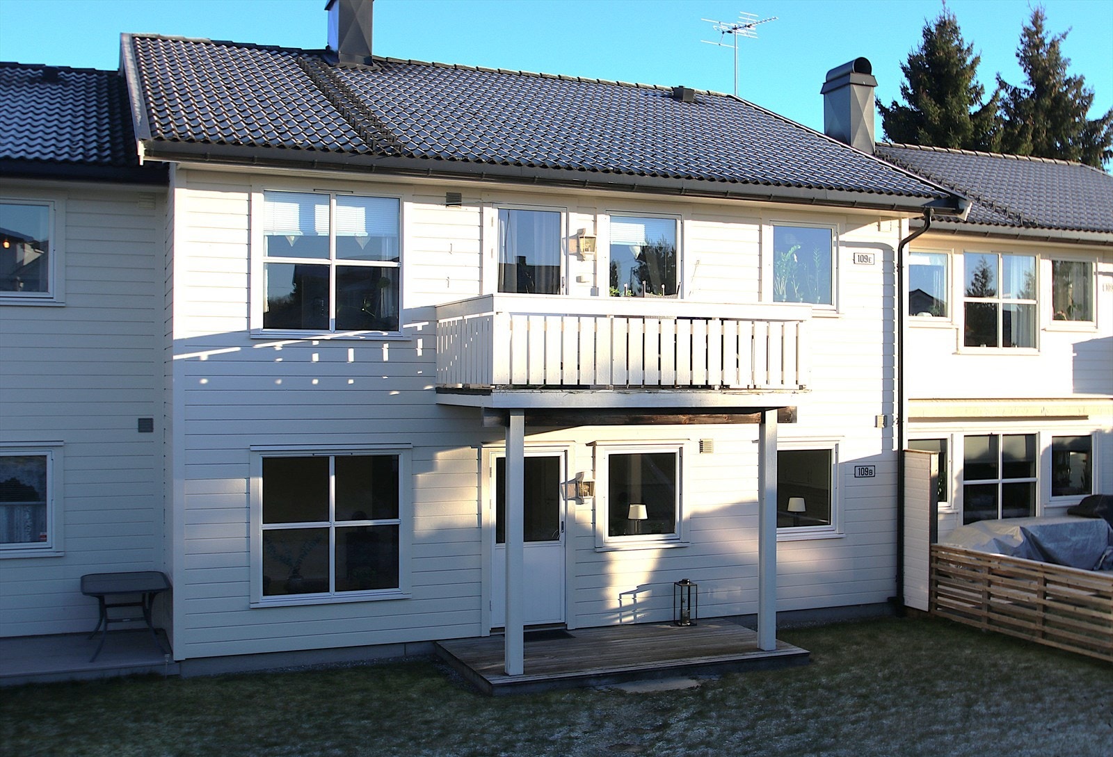 Terrassen er takoverbygget og gir et skjermet uteområde med adkomst fra stuen. Galleribilde