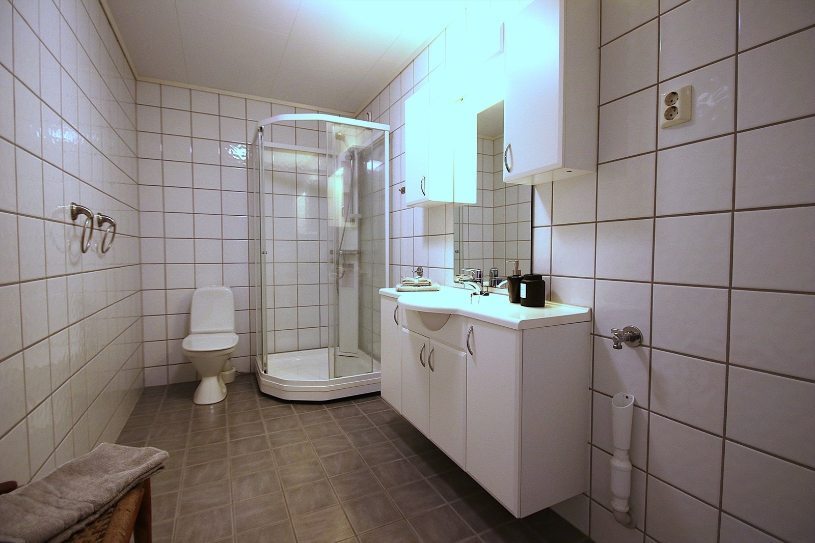 Baderommet er helfliset med elektriske varmekabler. Galleribilde