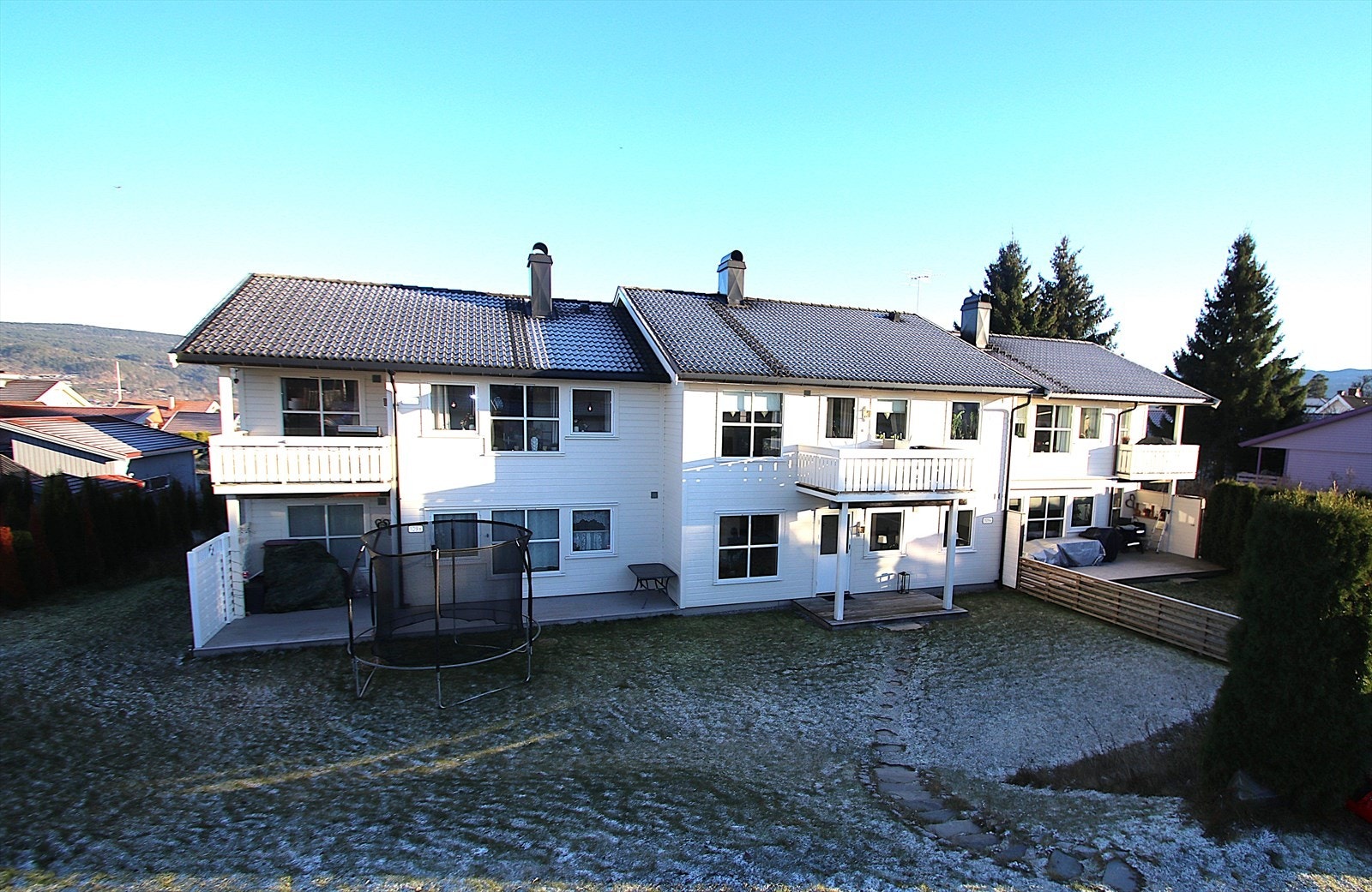 Hyggelig uteområdet med platting og plen. Galleribilde