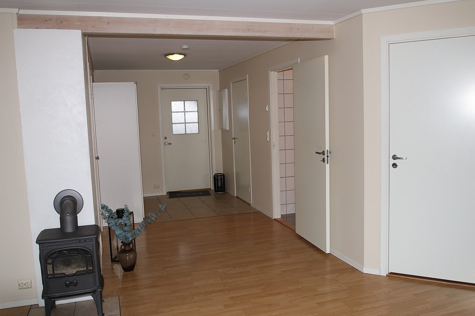 Entrèen er åpen og lys med fliser på gulvet og garderobeskap. Galleribilde