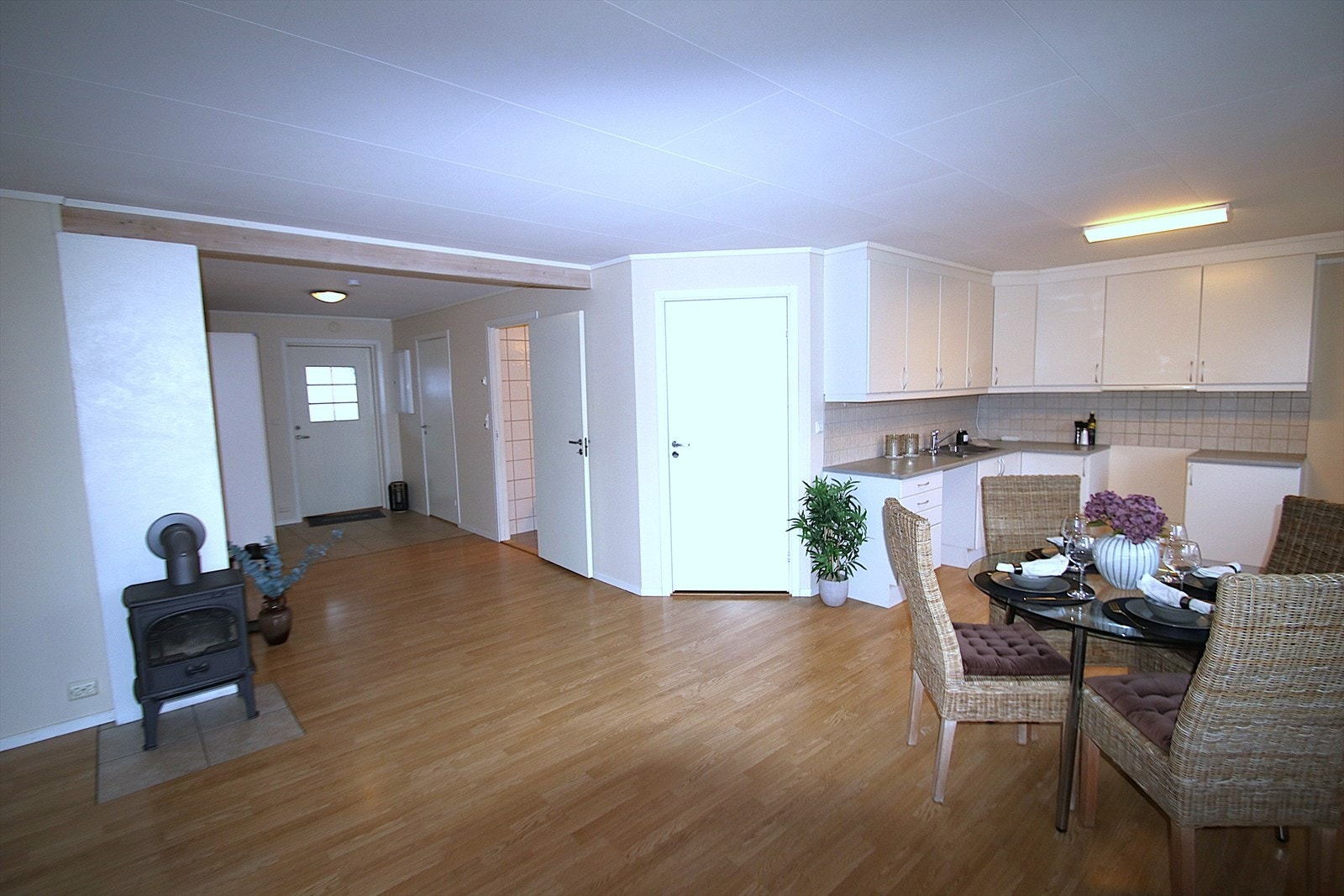 Stuen og kjøkkenet er i praktisk åpen løsning Galleribilde