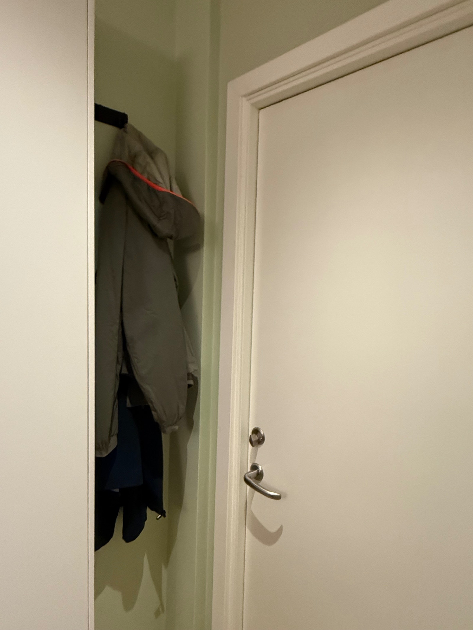 Oppheng for yttertøy Galleribilde